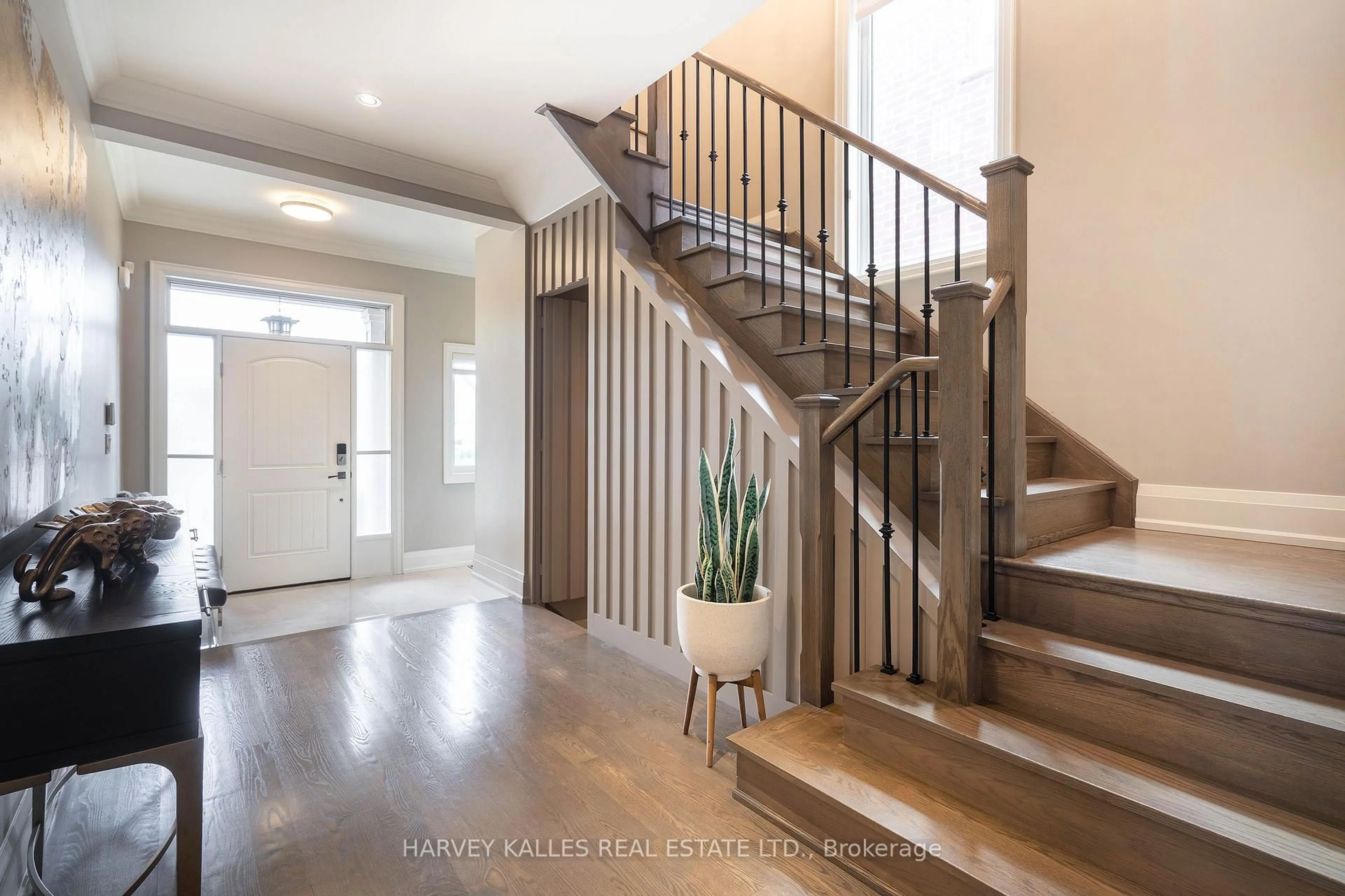 Indoor entryway for 947 Halliday Ave, Mississauga Ontario L5E 1P4