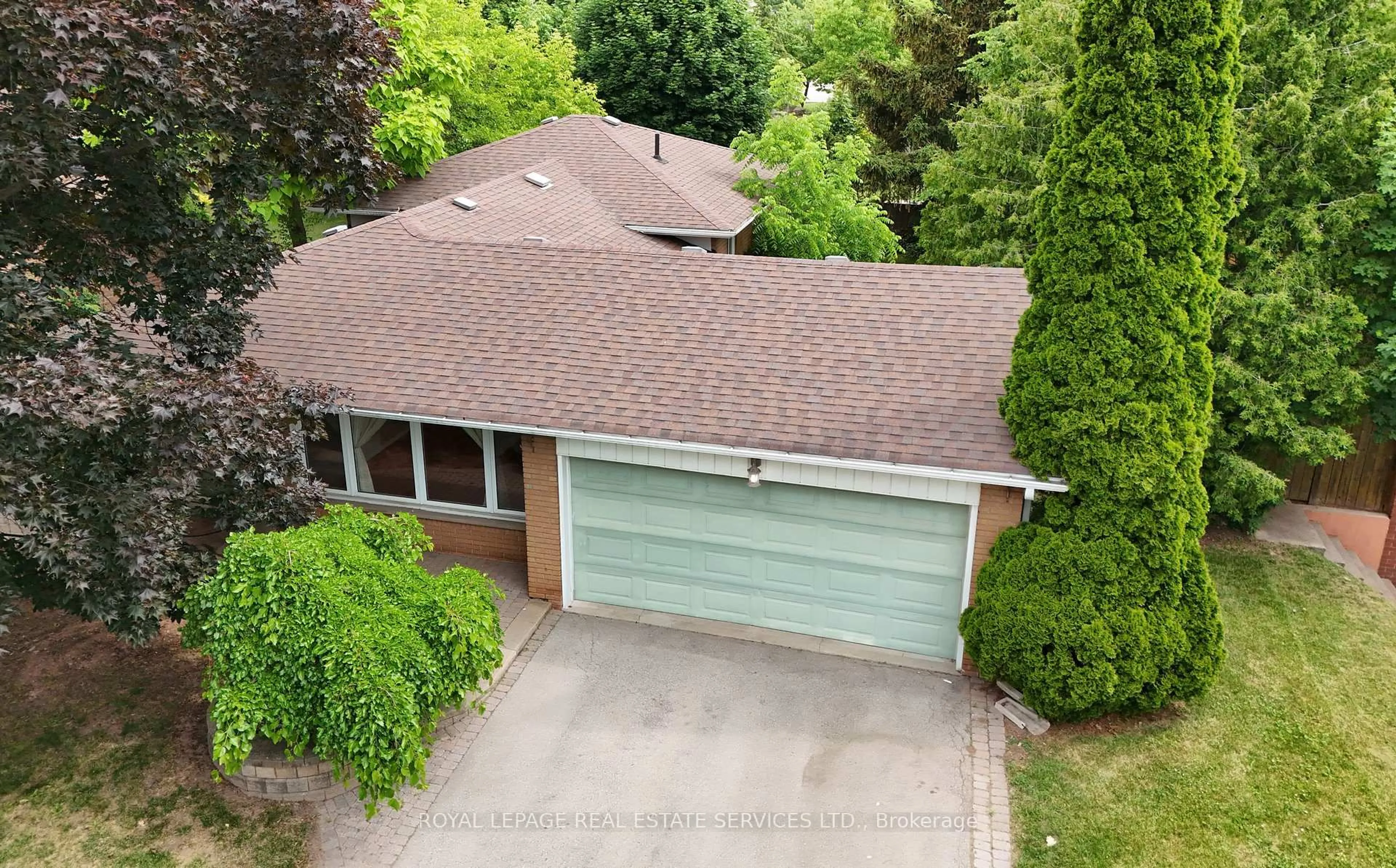 A pic from outside/outdoor area/front of a property/back of a property/a pic from drone, street for 2482 Bridge Rd, Oakville Ontario L6L 2H2