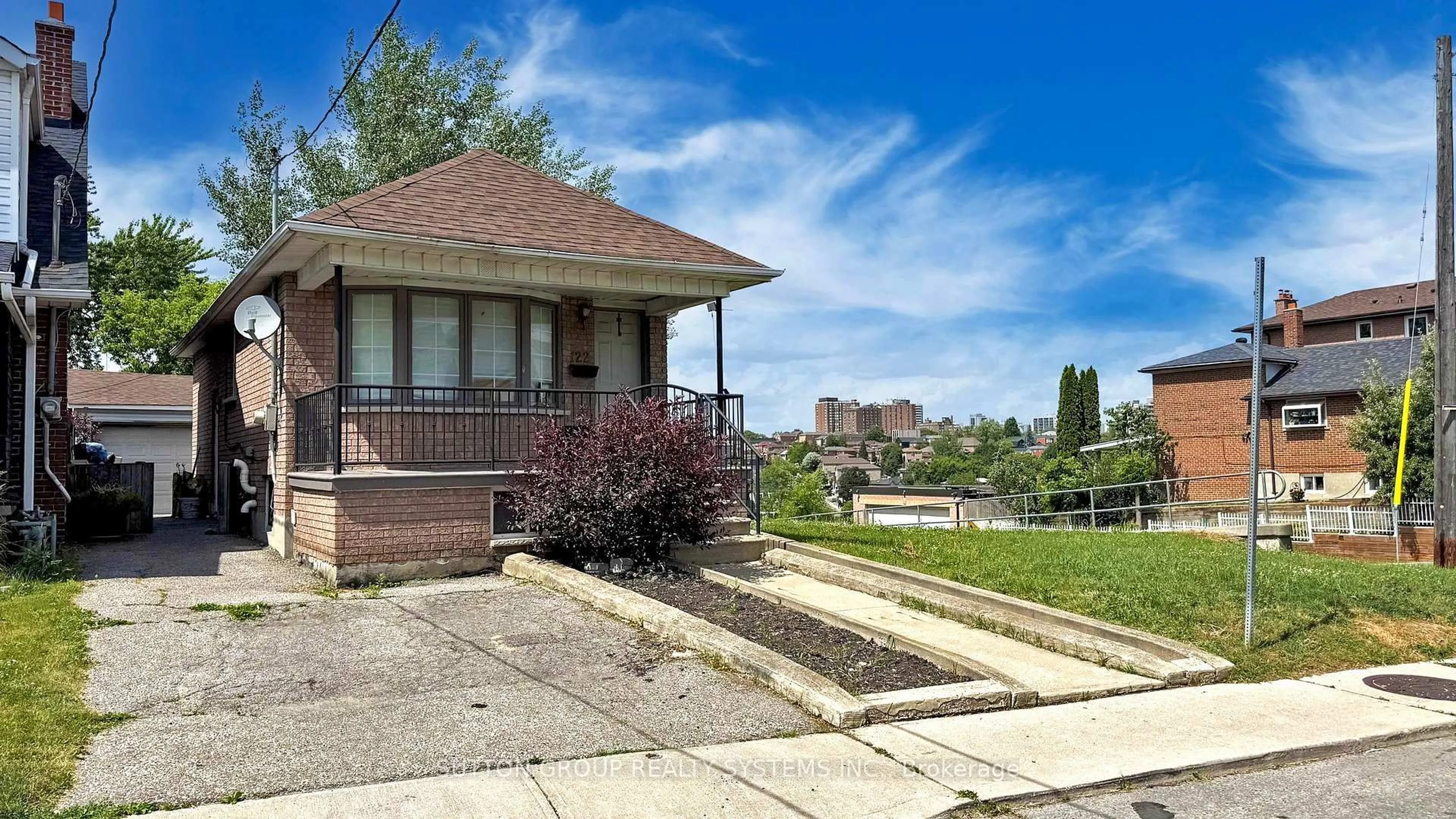 Patio, street for 122 Hatherley Rd, Toronto Ontario M6E 1W5