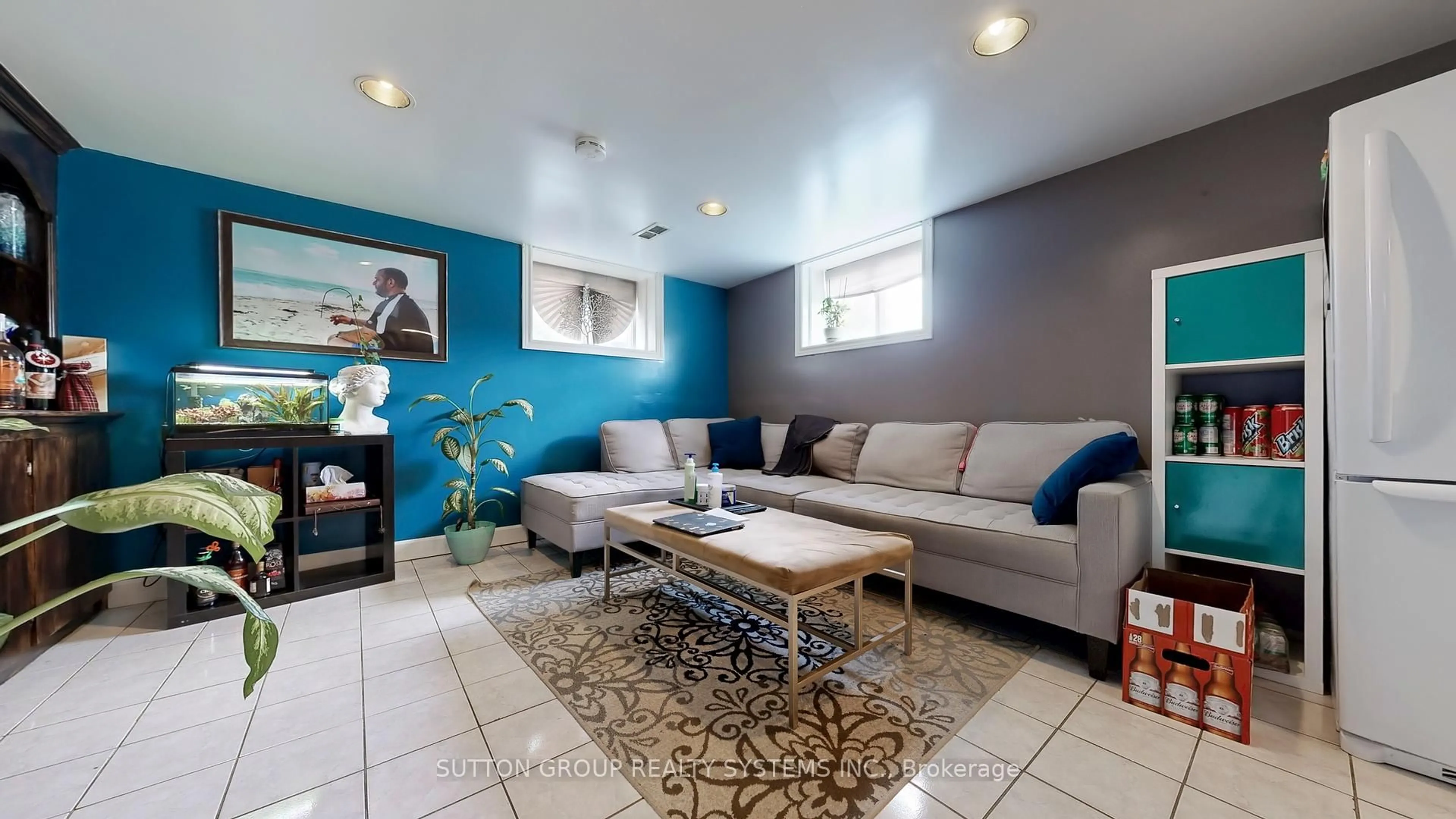 Living room with furniture, unknown for 122 Hatherley Rd, Toronto Ontario M6E 1W5
