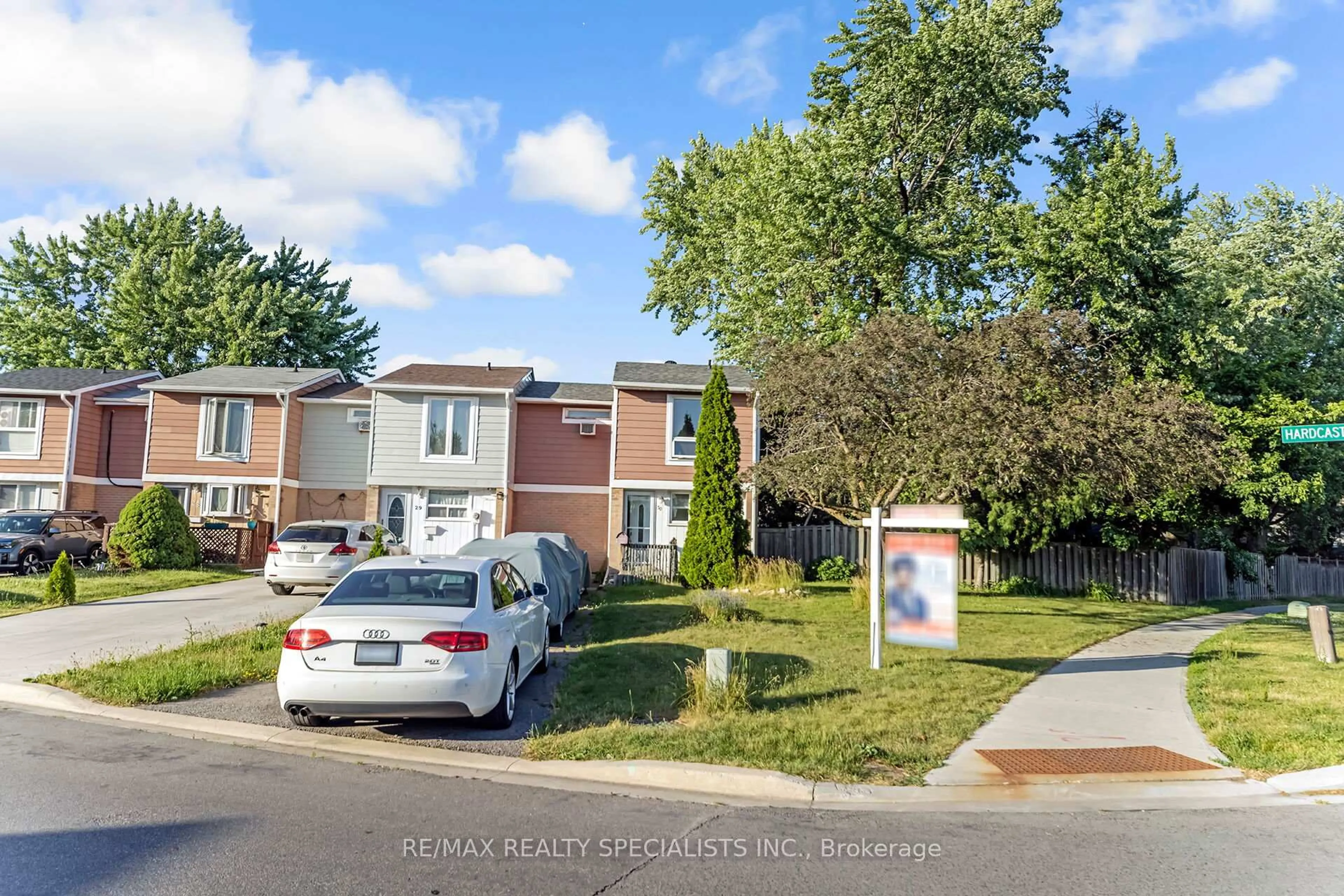 A pic from outside/outdoor area/front of a property/back of a property/a pic from drone, street for 30 Hardcastle Crt, Brampton Ontario L6S 2B3