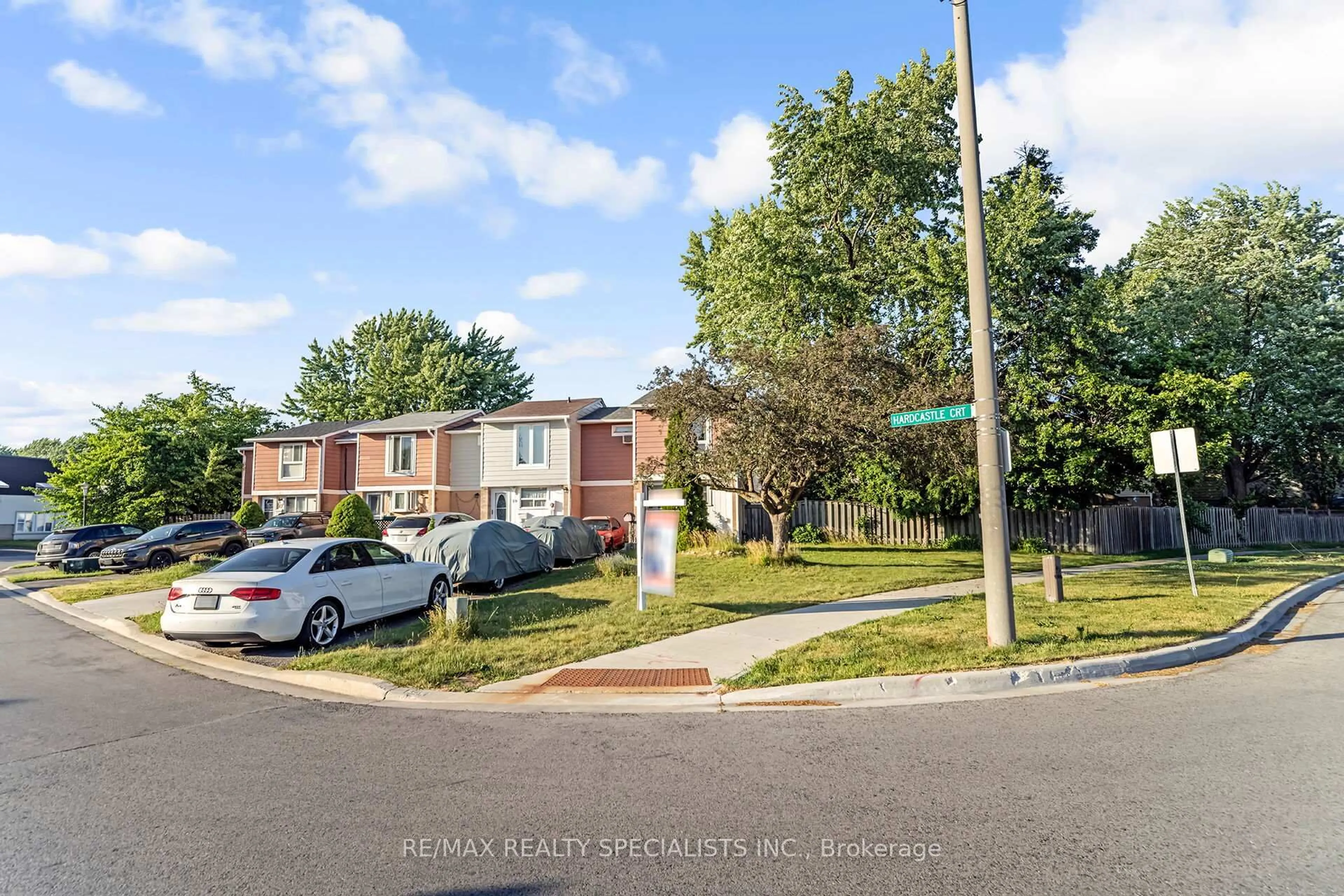 A pic from outside/outdoor area/front of a property/back of a property/a pic from drone, street for 30 Hardcastle Crt, Brampton Ontario L6S 2B3