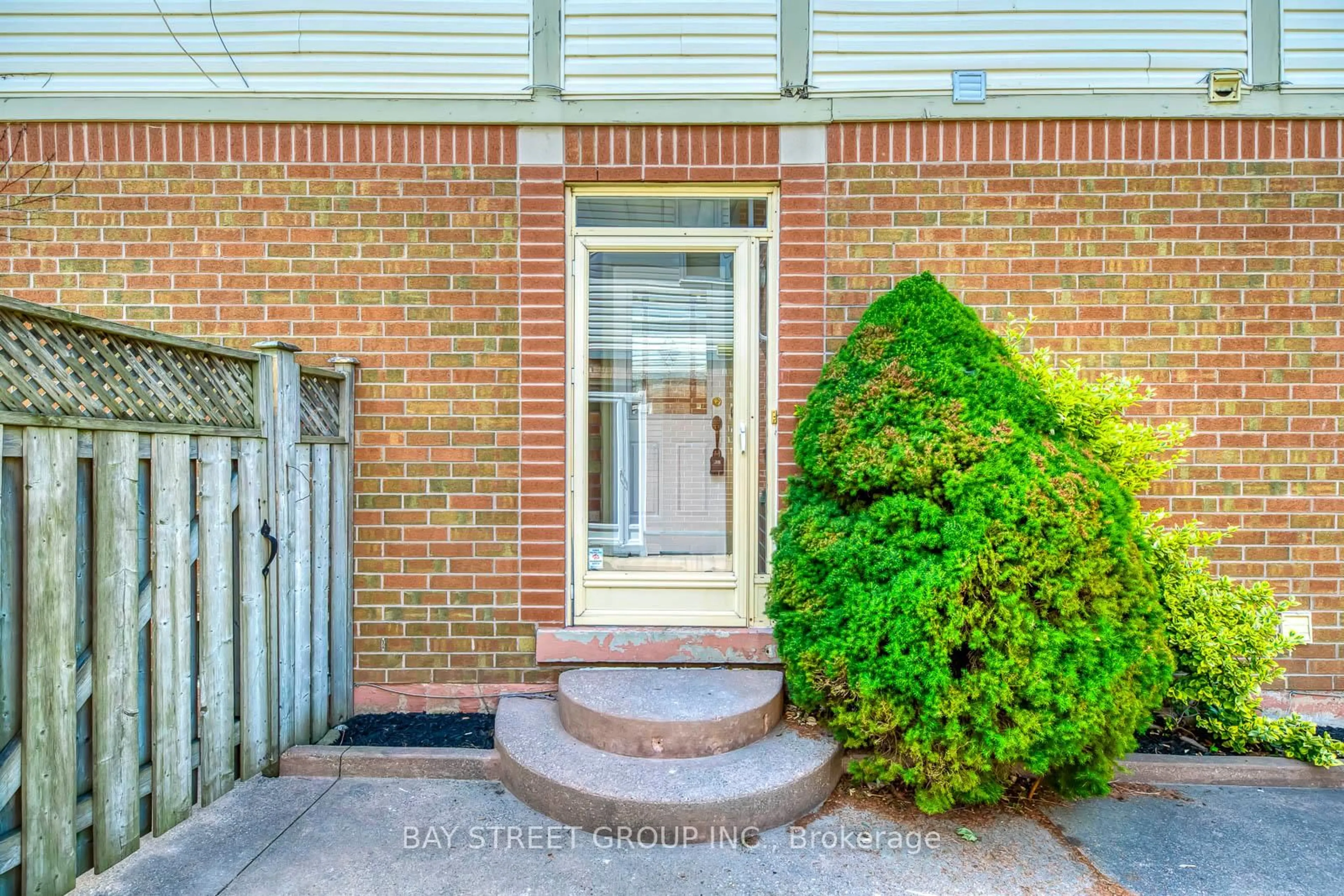 Indoor entryway for 1106 Beechnut Rd, Oakville Ontario L6J 7P1