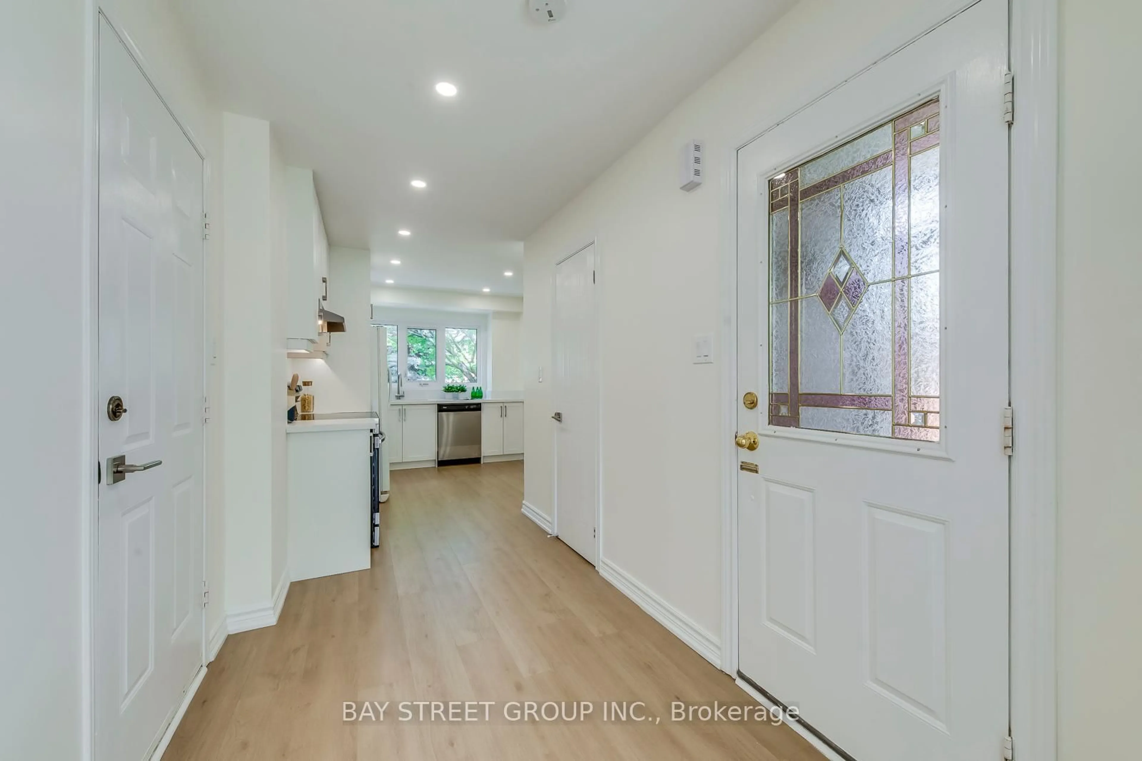 Indoor entryway for 1106 Beechnut Rd, Oakville Ontario L6J 7P1