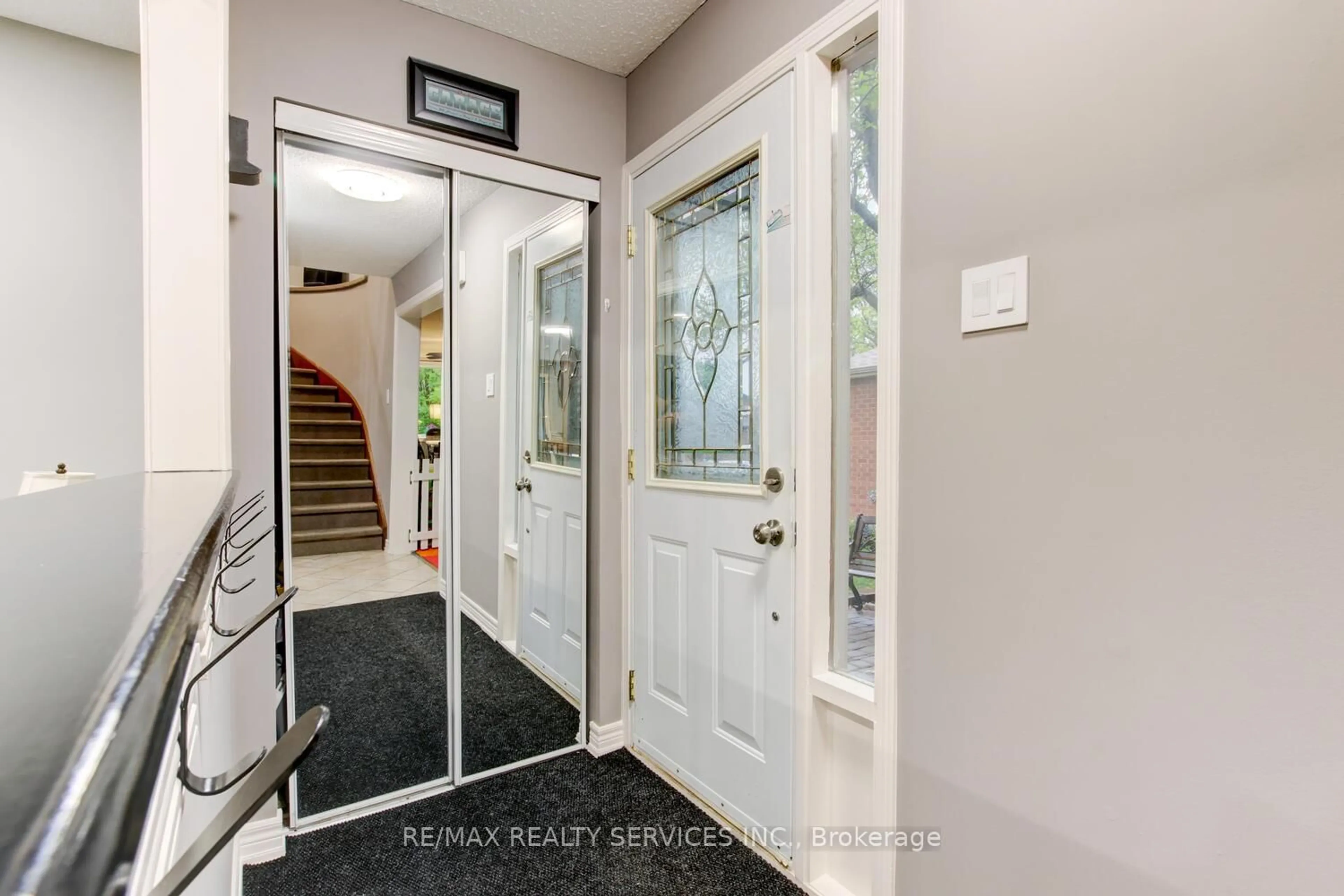 Indoor entryway for 27 Oleander Cres, Brampton Ontario L6Z 2C1