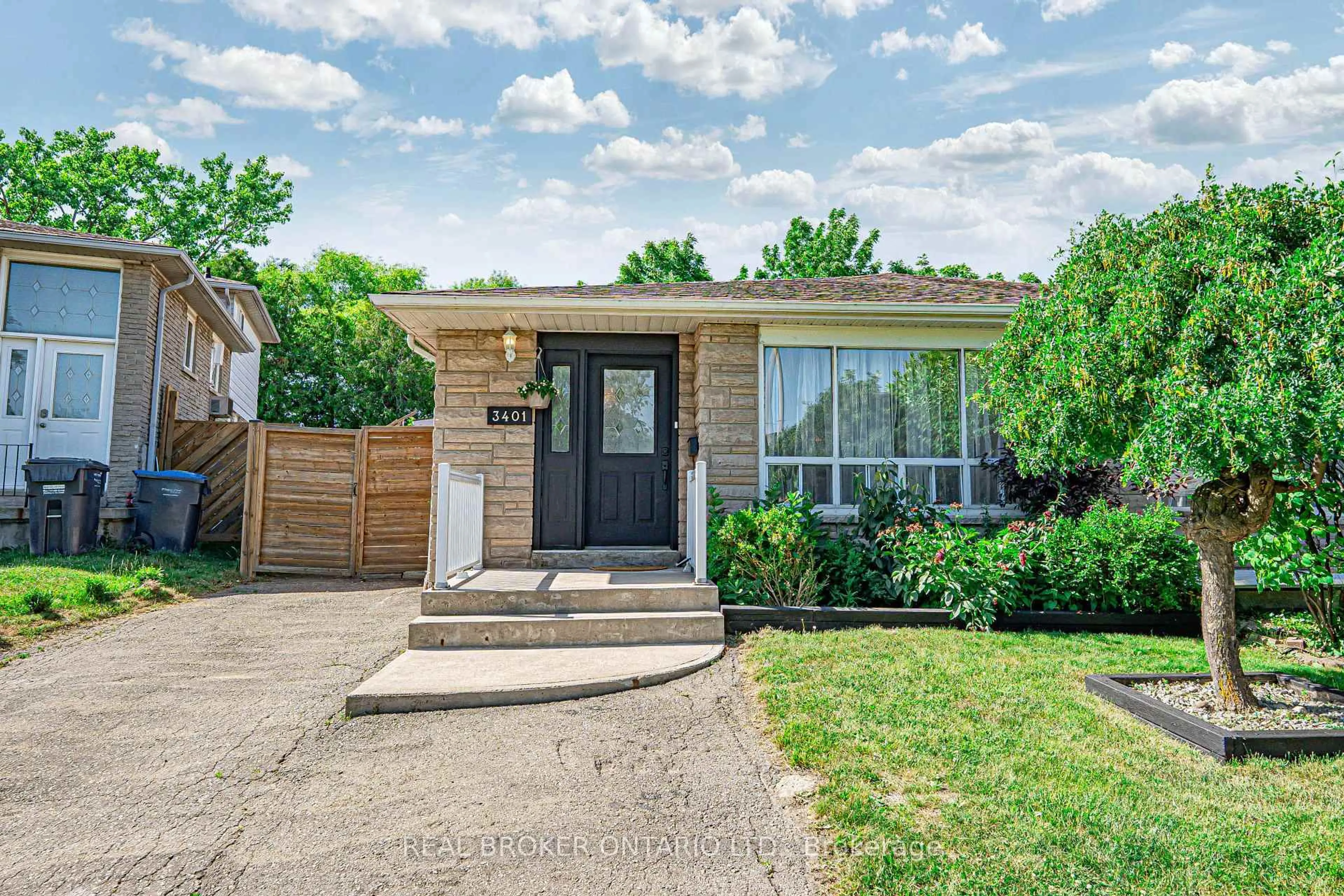 Home with brick exterior material, street for 3401 Oakglade Cres, Mississauga Ontario L5C 1X4