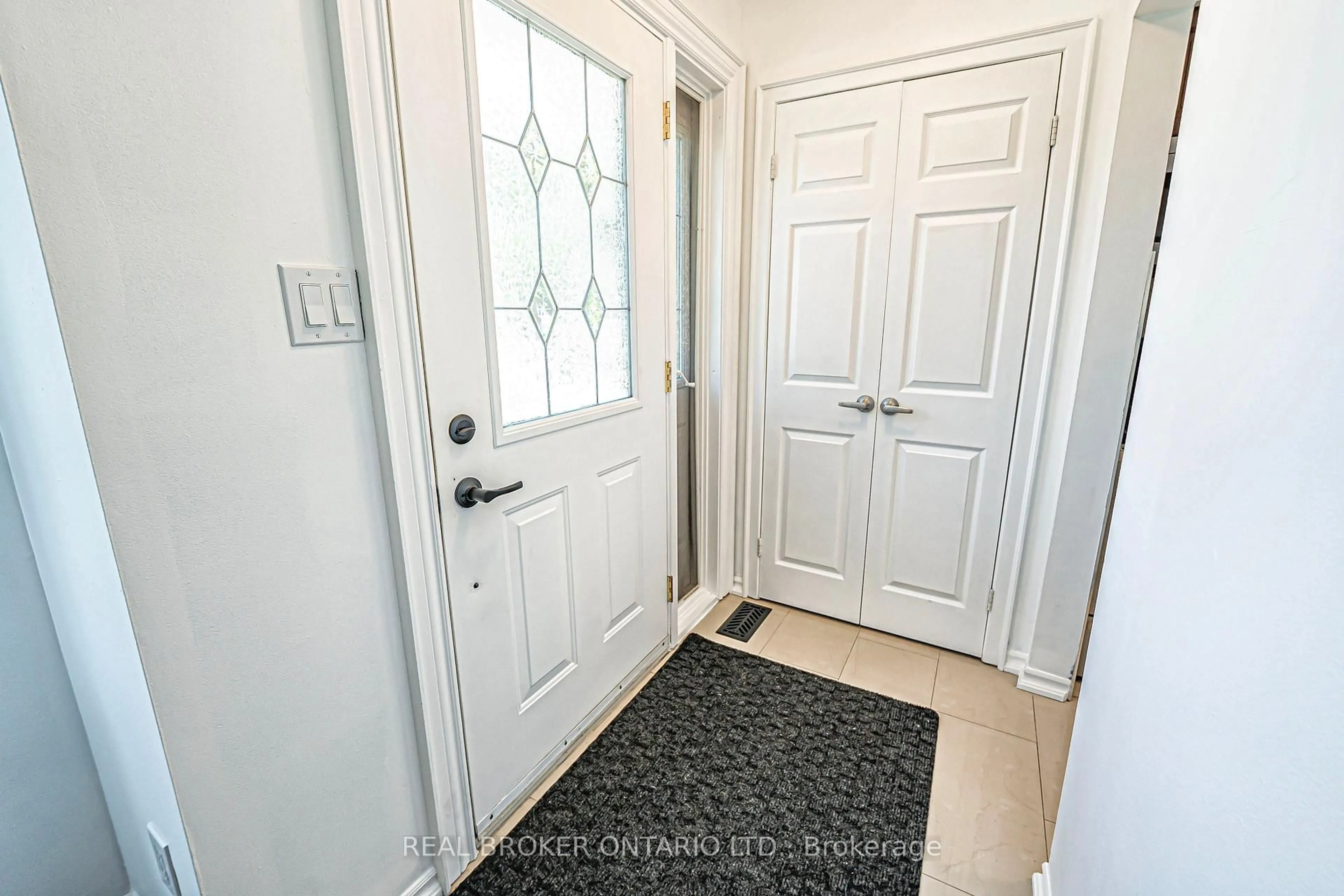 Indoor entryway for 3401 Oakglade Cres, Mississauga Ontario L5C 1X4