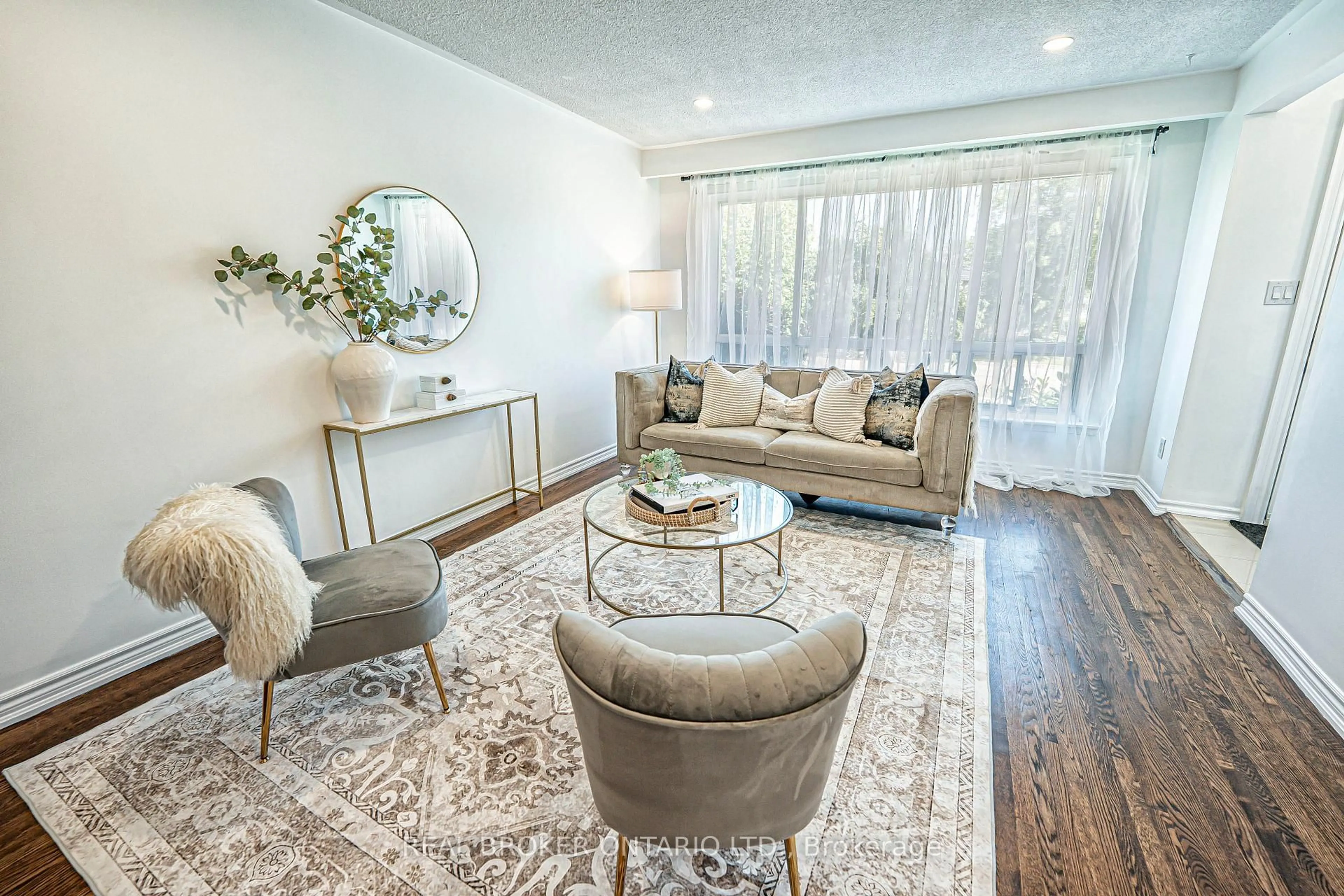 Living room with furniture, unknown for 3401 Oakglade Cres, Mississauga Ontario L5C 1X4