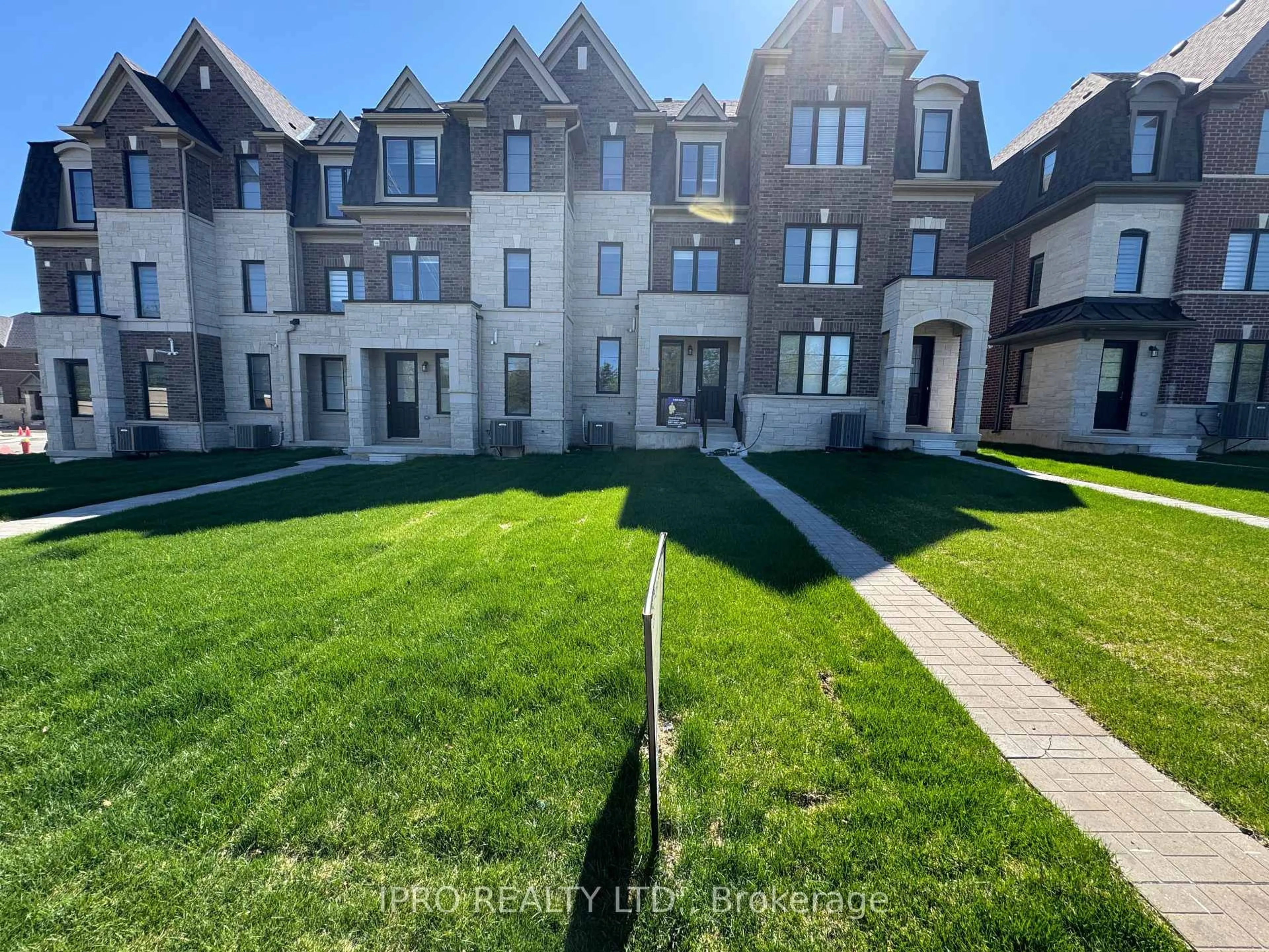 A pic from outside/outdoor area/front of a property/back of a property/a pic from drone, unknown for 1453 National Common, Burlington Ontario L7P 0V7
