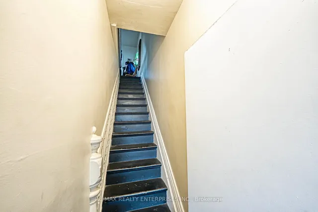 Additional image 38 of 914 Dovercourt Rd