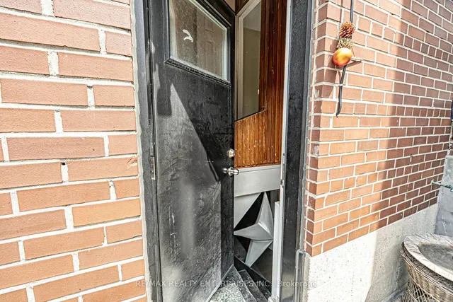 Additional image 24 of 914 Dovercourt Rd