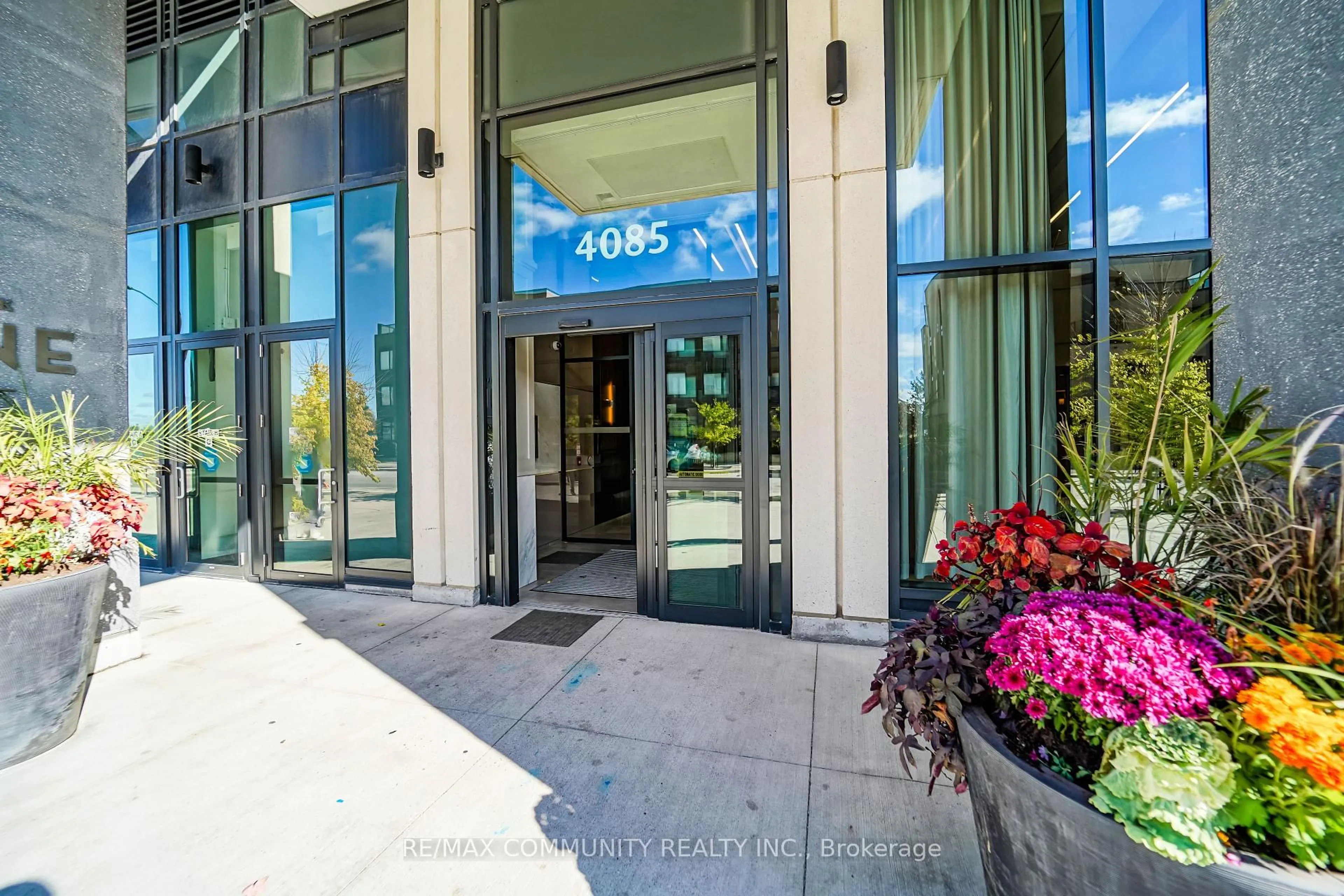 Indoor foyer for 4085 Parkside Village Dr #909, Mississauga Ontario L5B 0K9