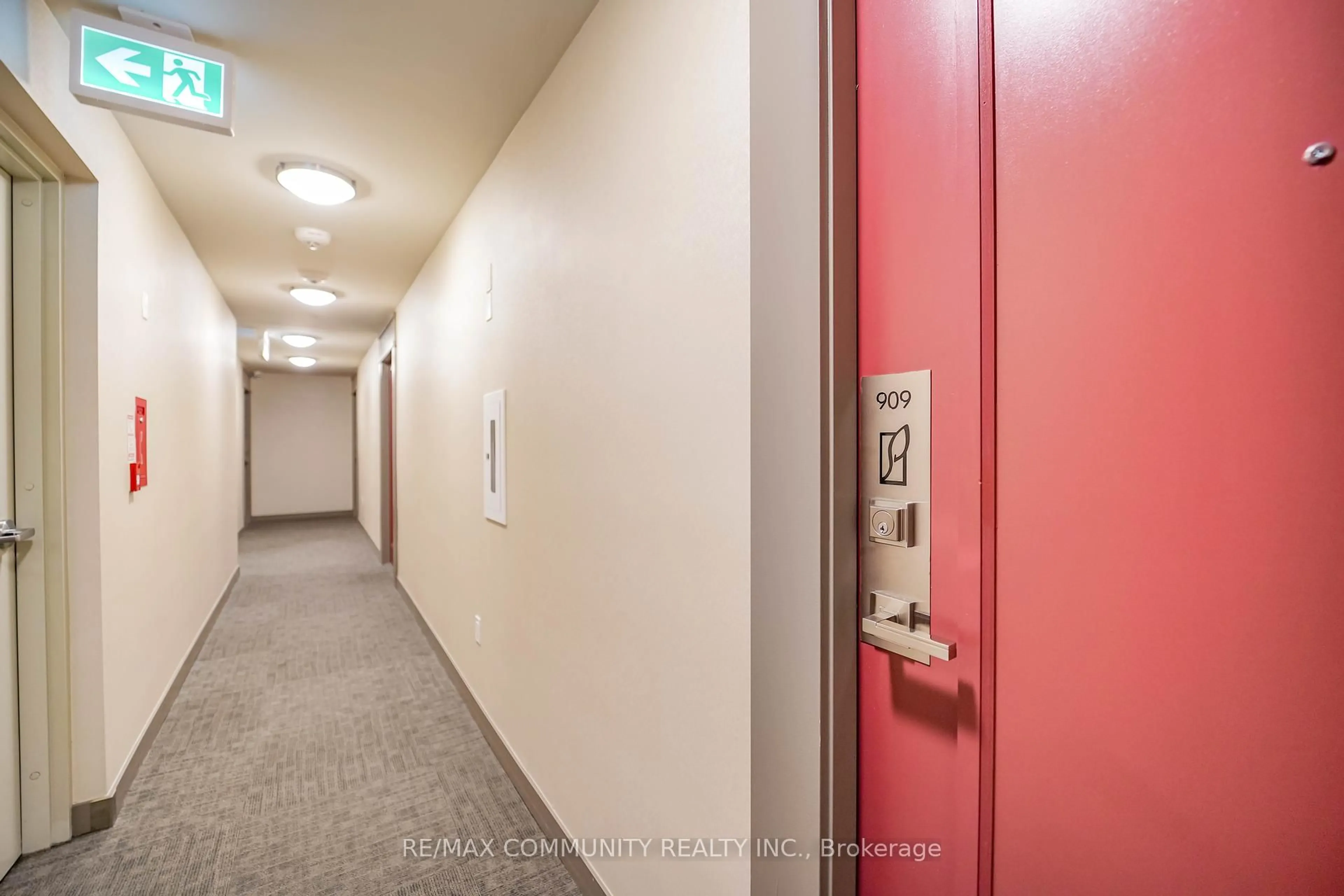 Indoor foyer for 4085 Parkside Village Dr #909, Mississauga Ontario L5B 0K9