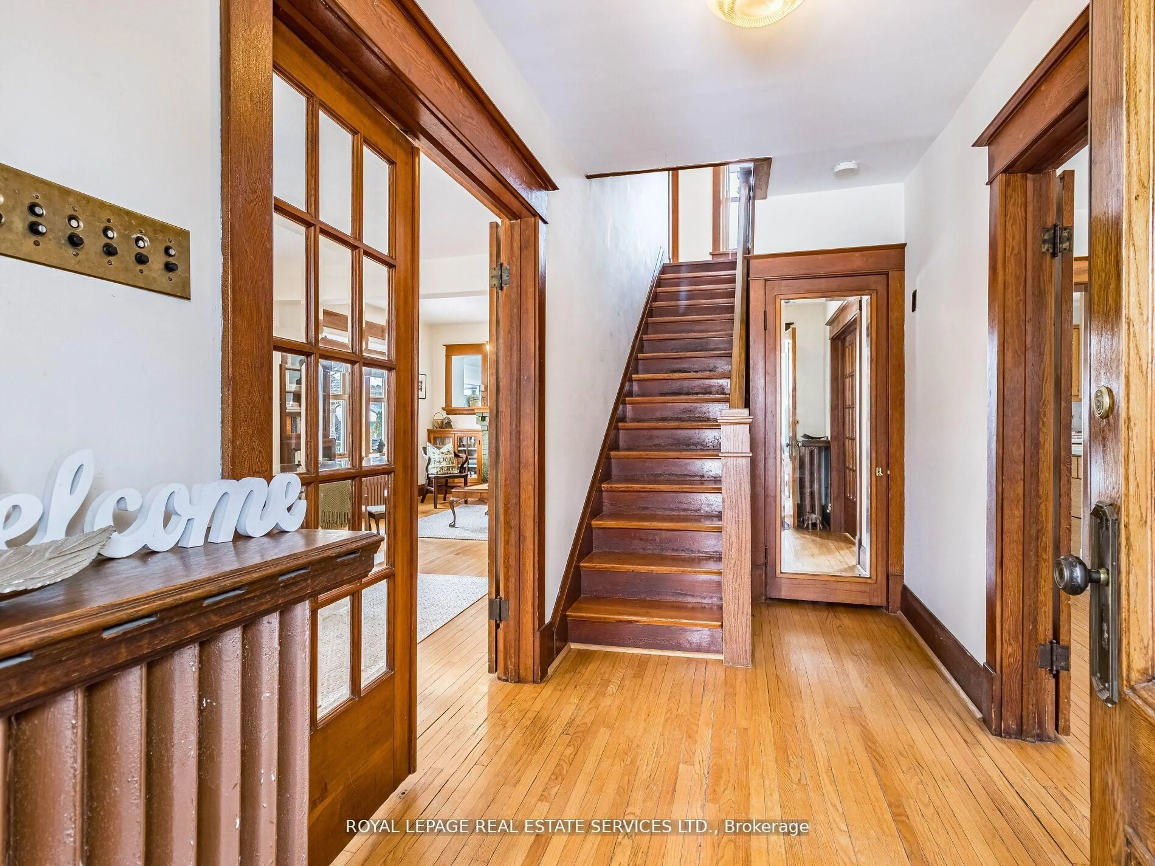 Indoor foyer for 32 Wellington St, Brampton Ontario L6W 1Y4