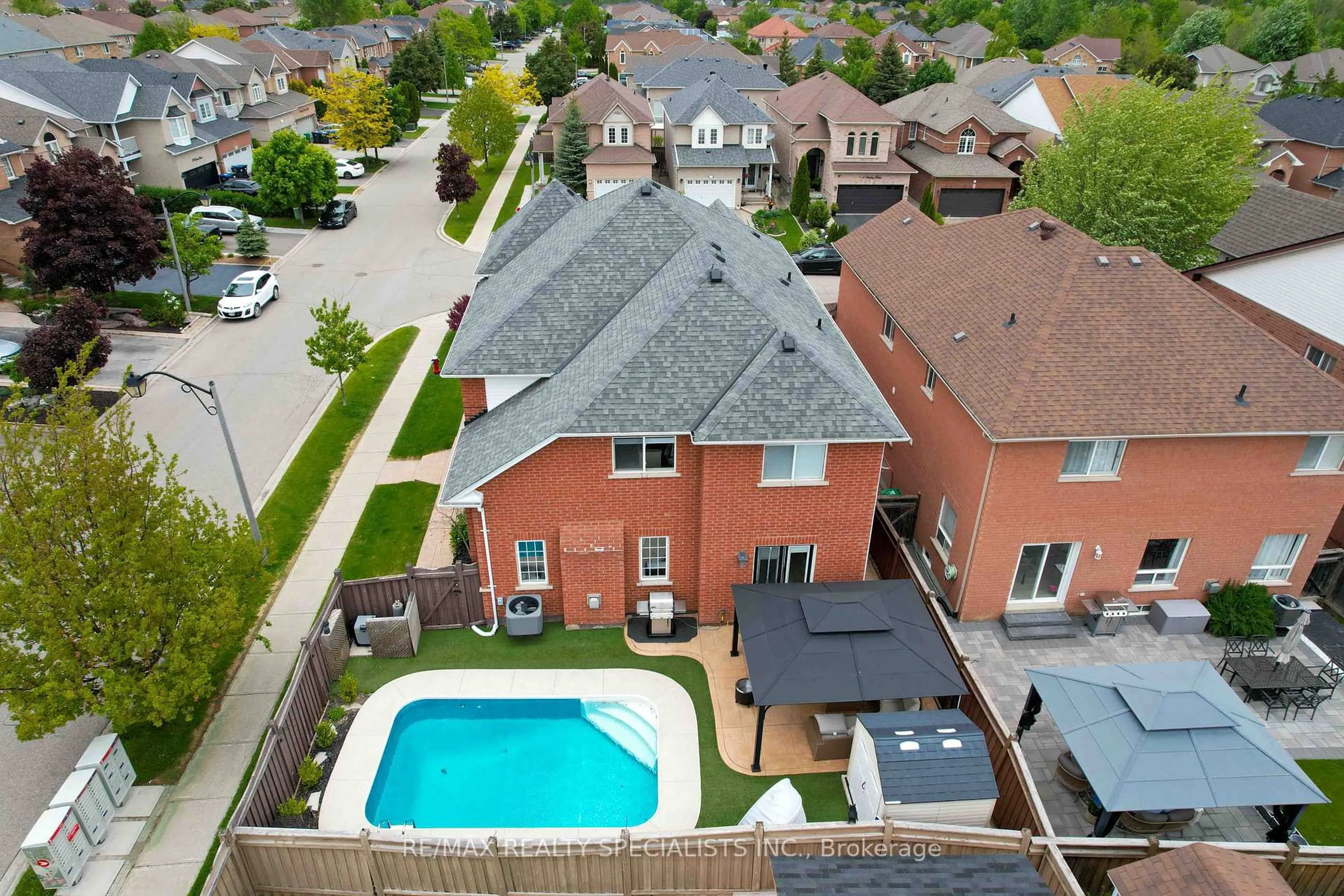 A pic from outside/outdoor area/front of a property/back of a property/a pic from drone, unknown for 35 Ewart St, Caledon Ontario L7E 2V4
