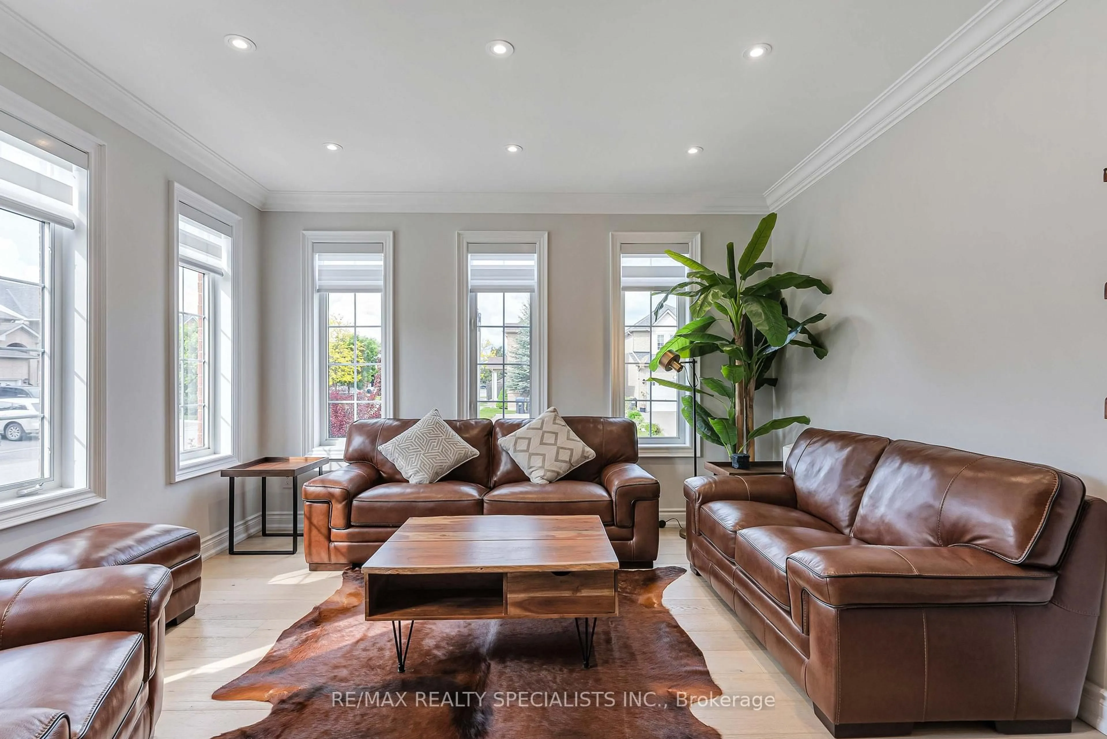 Living room with furniture, unknown for 35 Ewart St, Caledon Ontario L7E 2V4