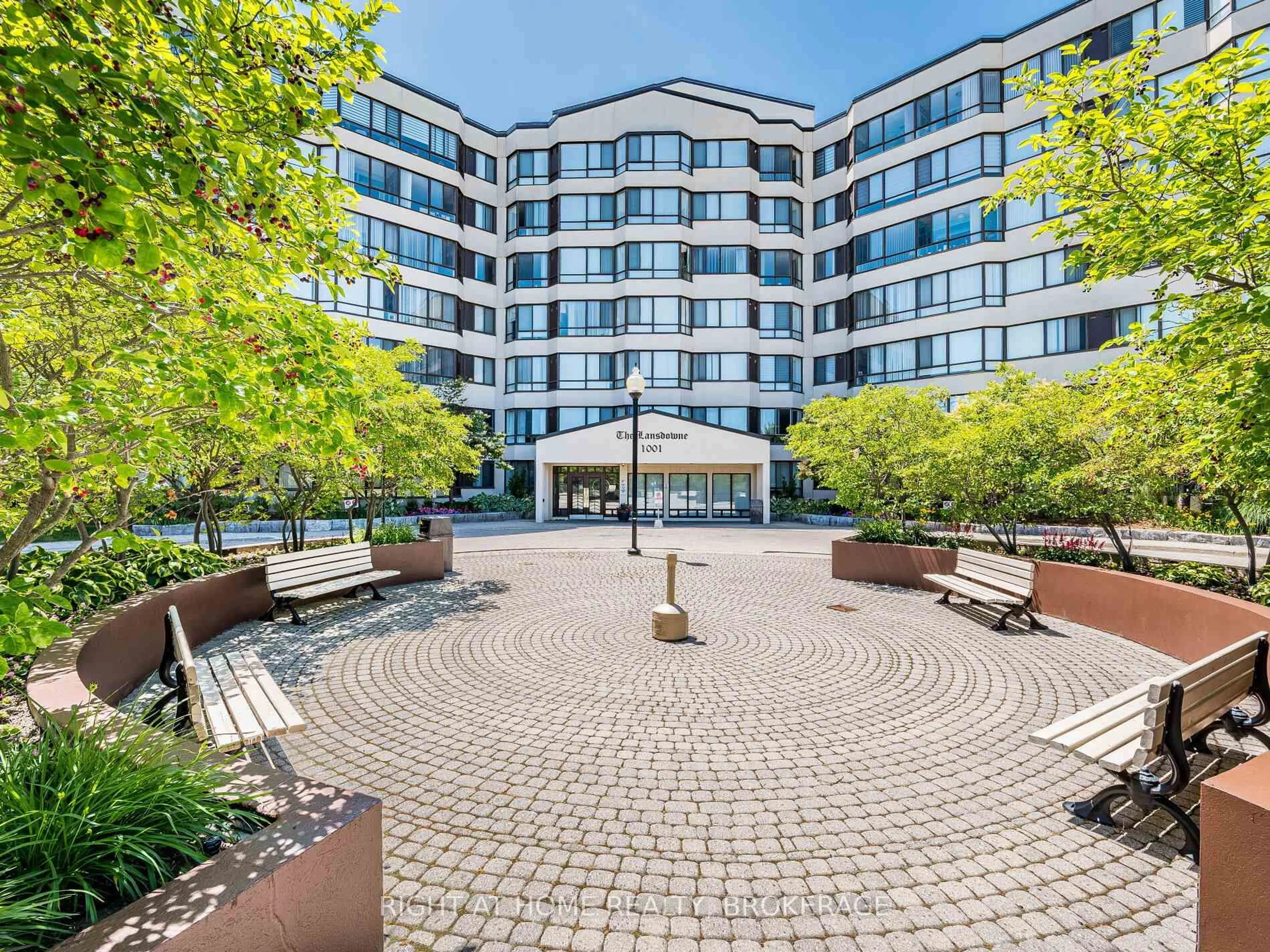 Patio, unknown for 1001 Cedarglen Gate #423, Mississauga Ontario L5C 4R2