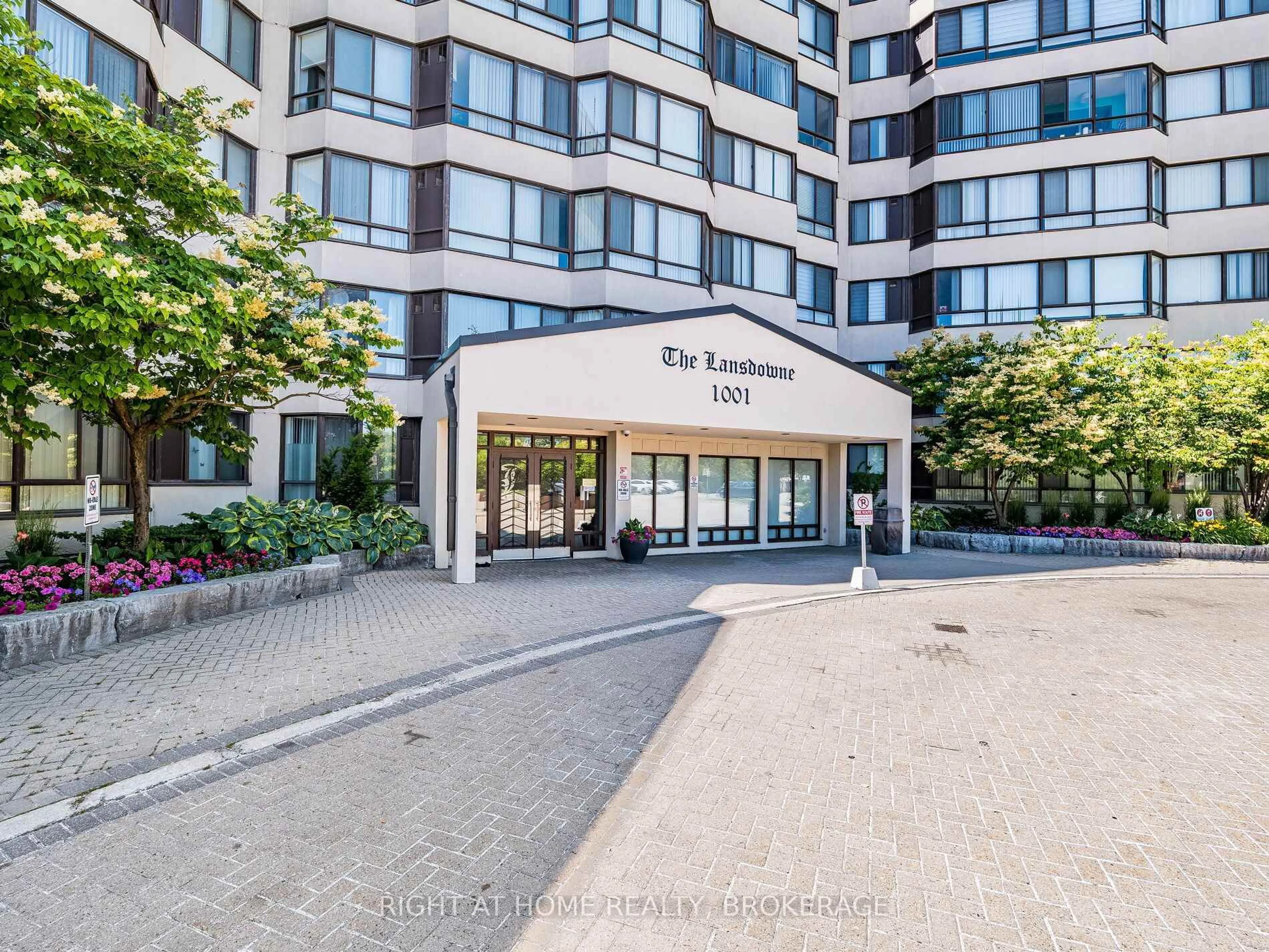 Indoor foyer for 1001 Cedarglen Gate #423, Mississauga Ontario L5C 4R2