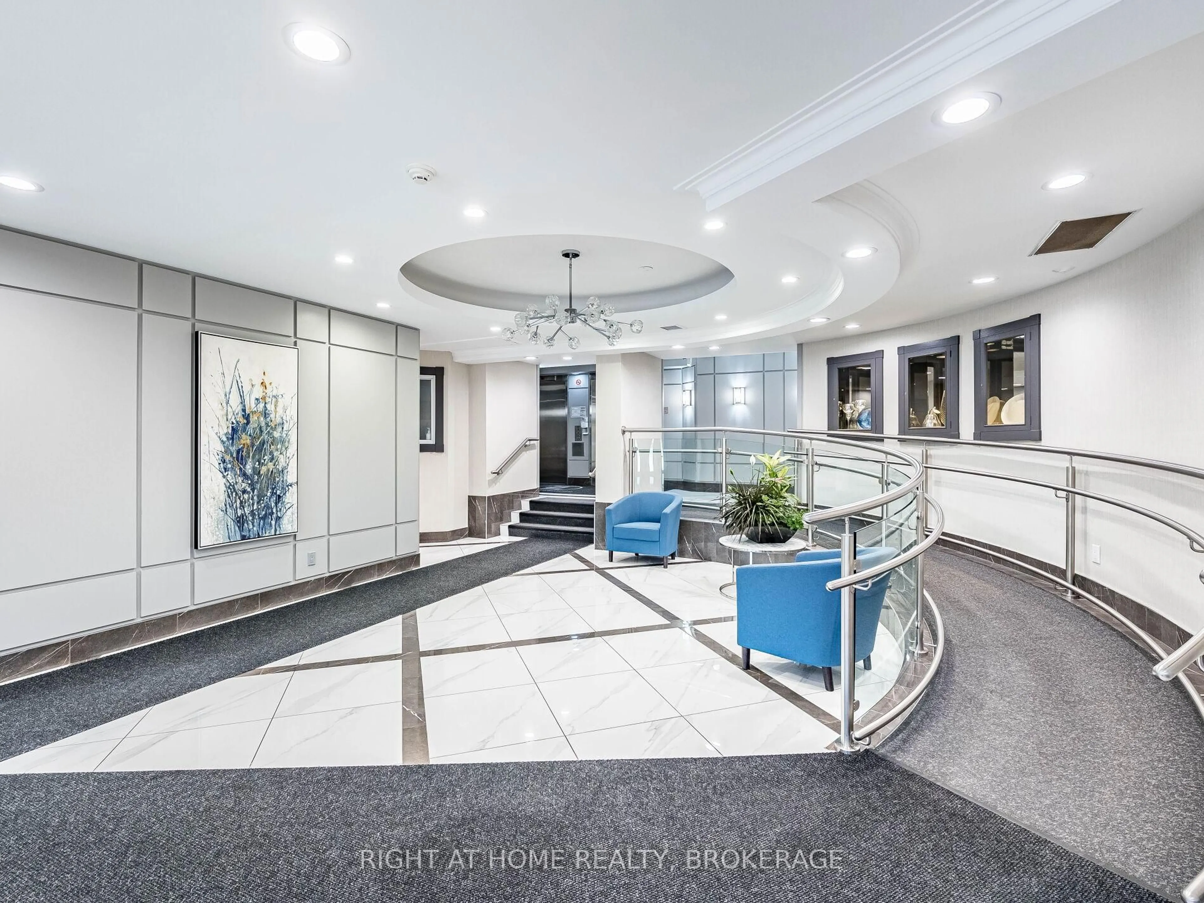 Indoor foyer for 1001 Cedarglen Gate #423, Mississauga Ontario L5C 4R2
