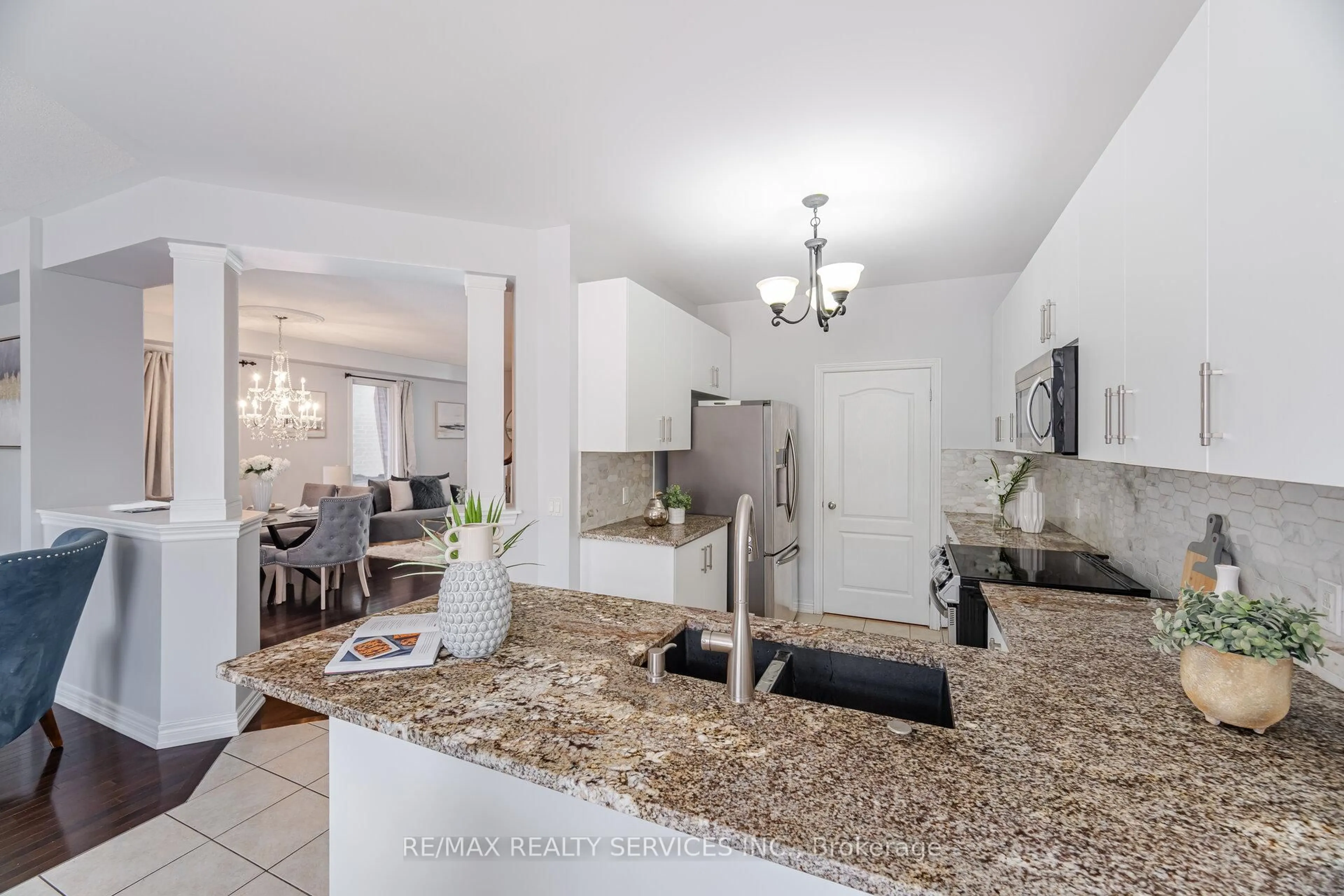 Open concept kitchen, ceramic/tile floor for 210 Learmont Ave, Caledon Ontario L7C 3W4