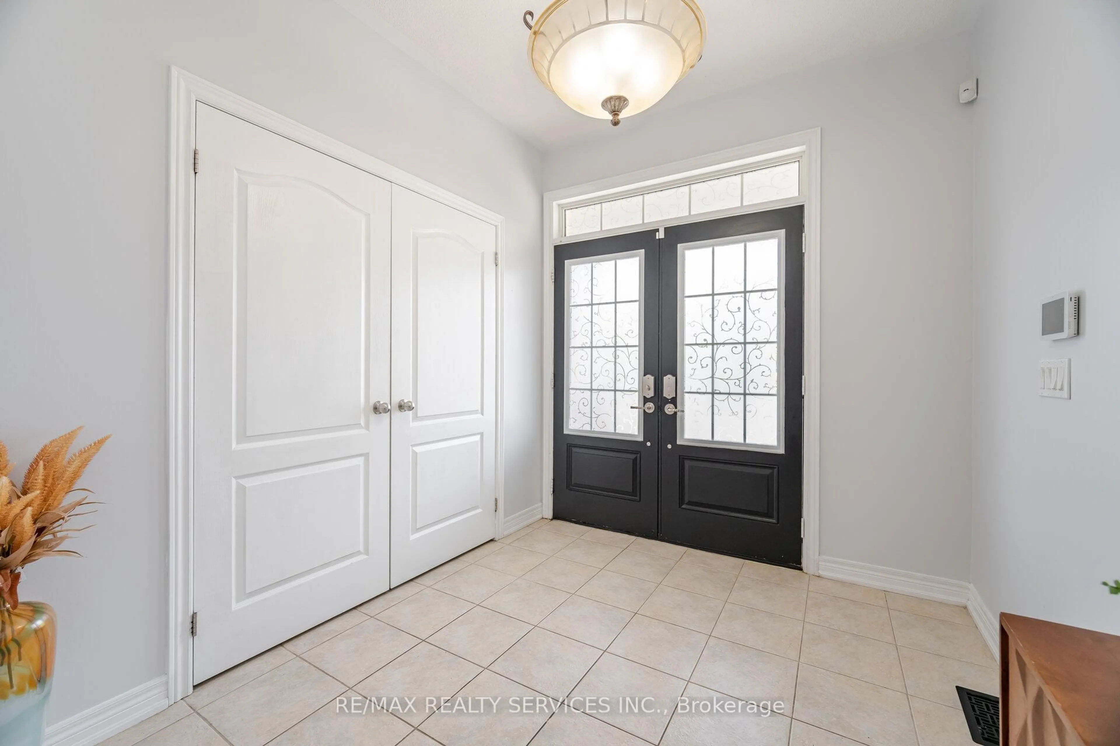 Indoor entryway for 210 Learmont Ave, Caledon Ontario L7C 3W4