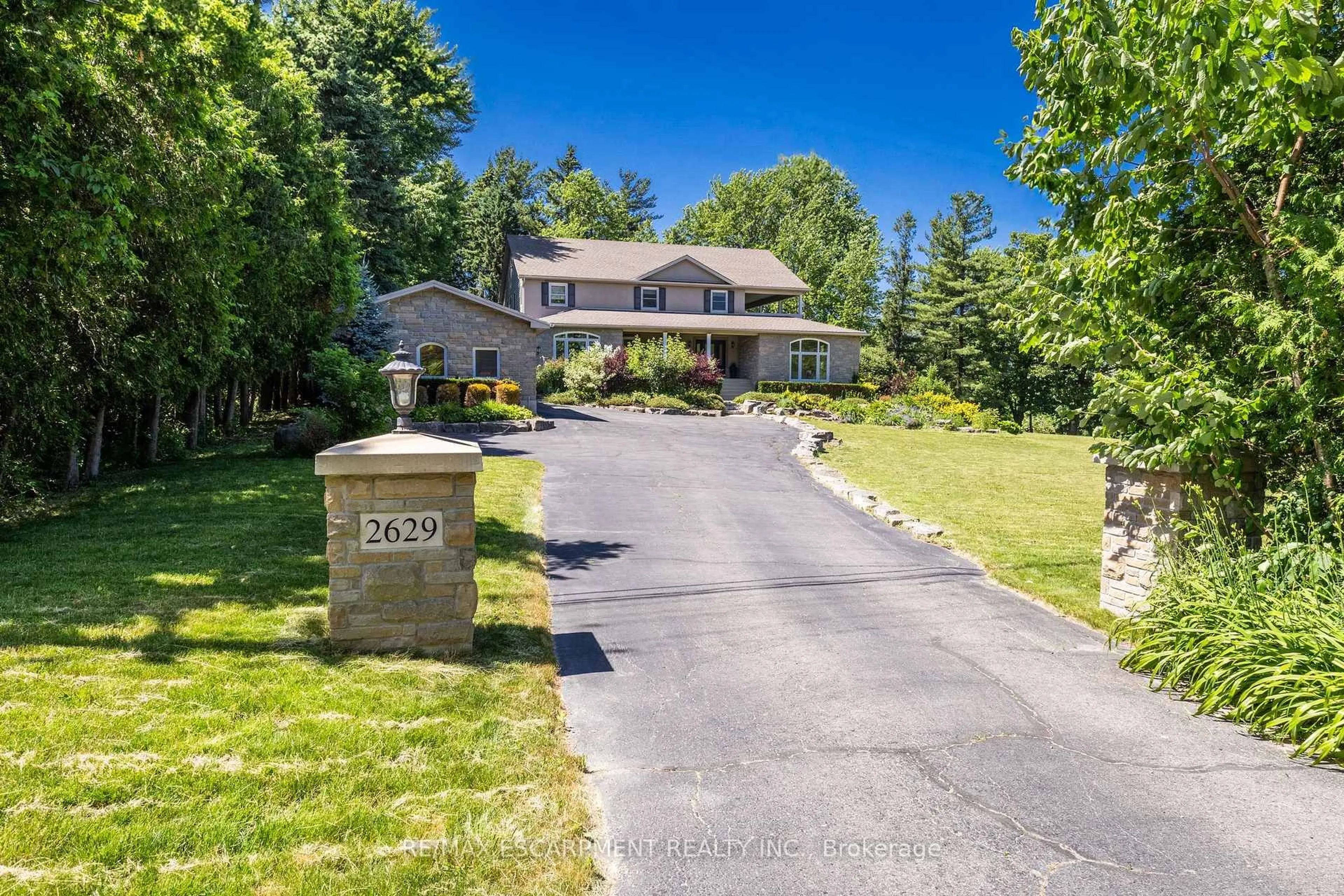 A pic from outside/outdoor area/front of a property/back of a property/a pic from drone, unknown for 2629 Side Road 2, Burlington Ontario L7R 1E5