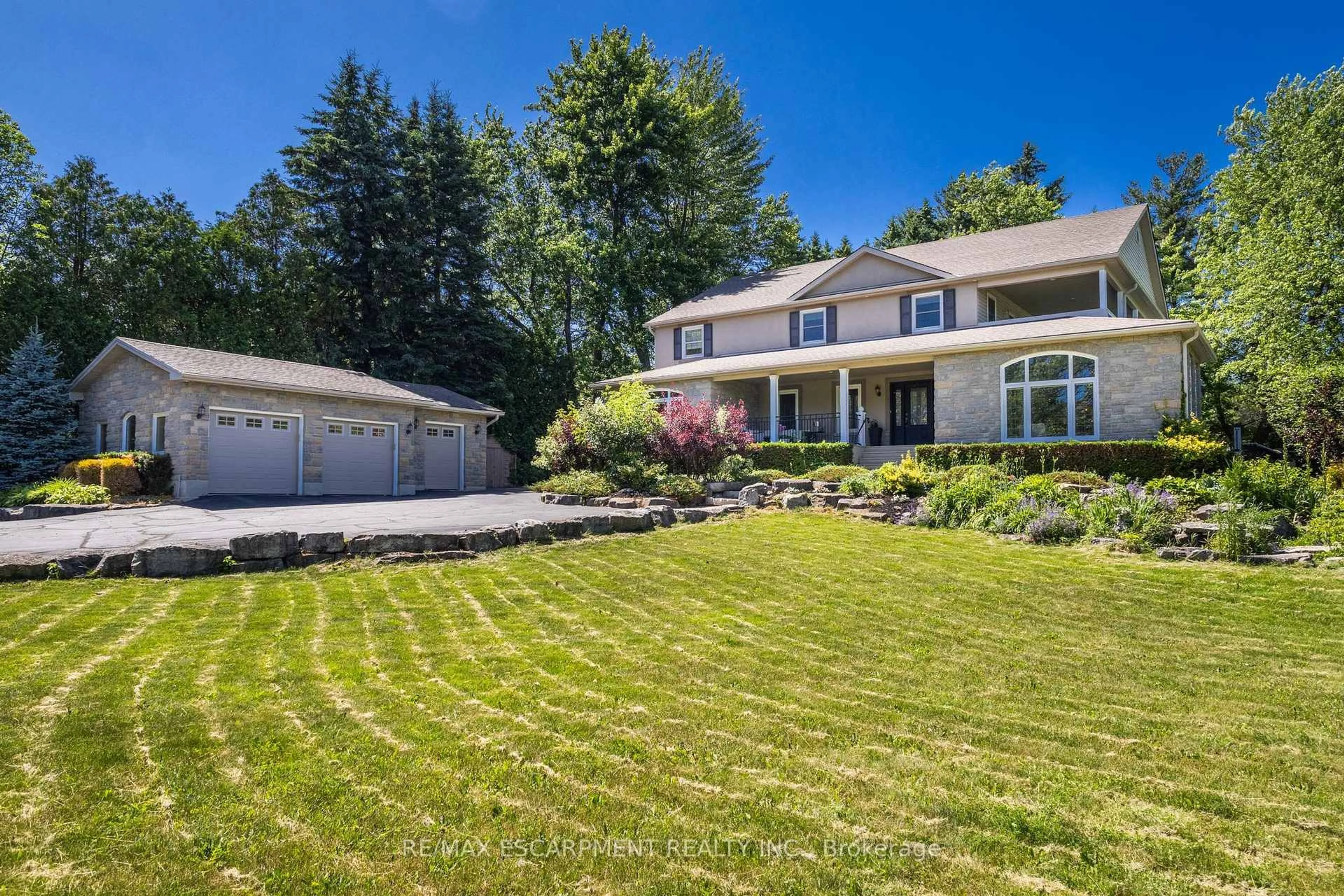A pic from outside/outdoor area/front of a property/back of a property/a pic from drone, street for 2629 Side Road 2, Burlington Ontario L7R 1E5