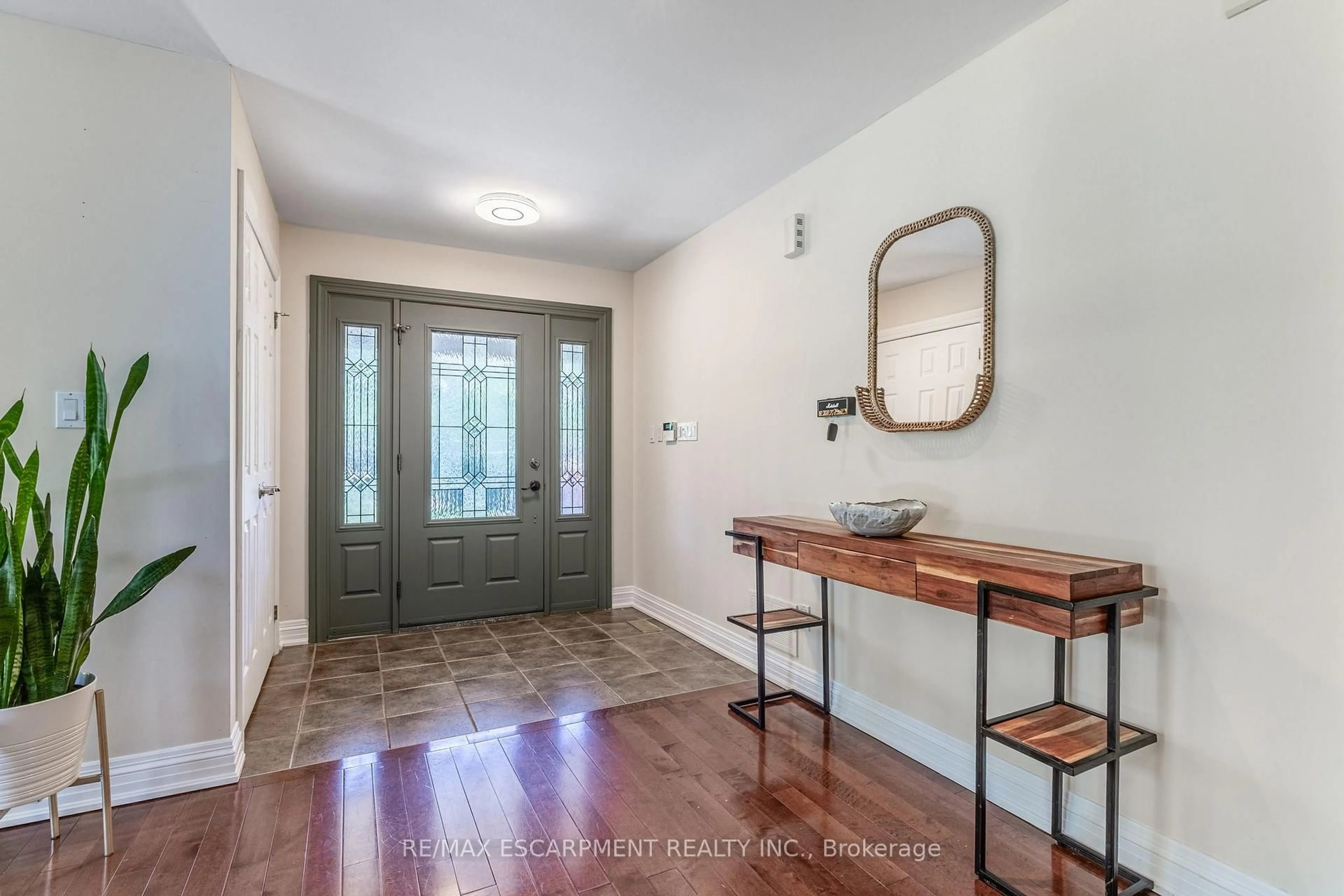 Indoor entryway for 2629 Side Road 2, Burlington Ontario L7R 1E5