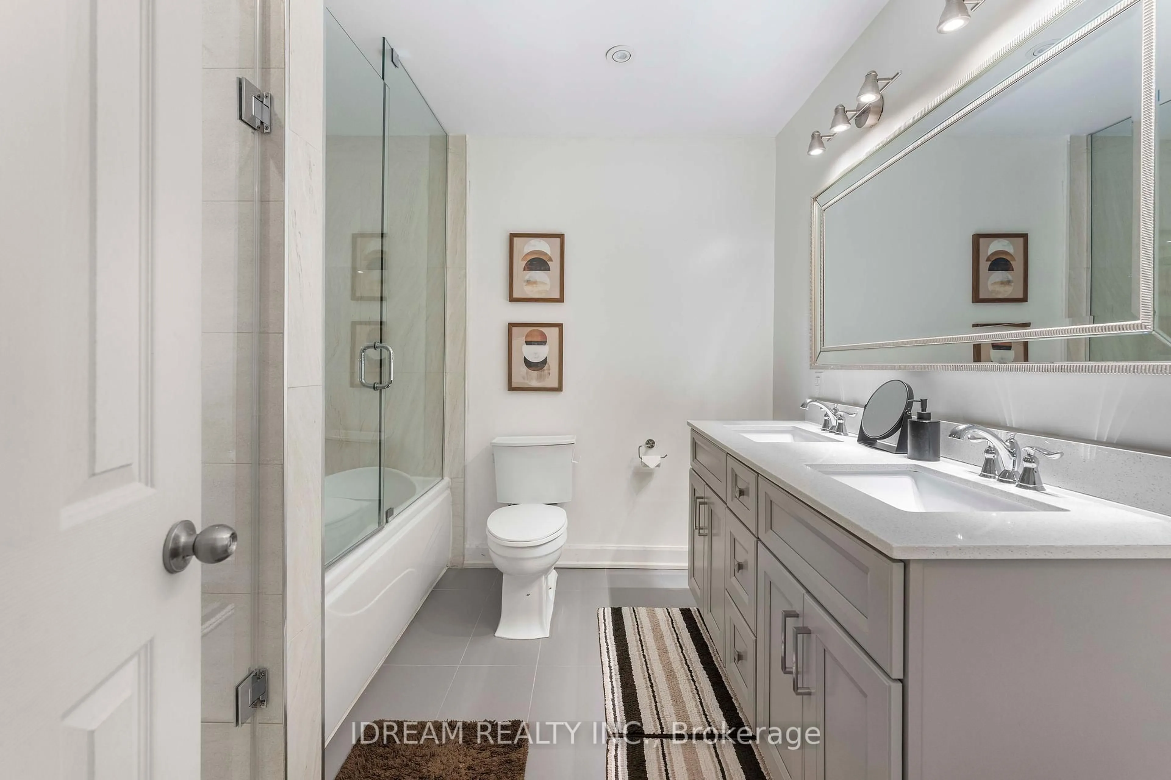 Standard bathroom, ceramic/tile floor for 1440 Sixth Line #7, Oakville Ontario L6H 1X7