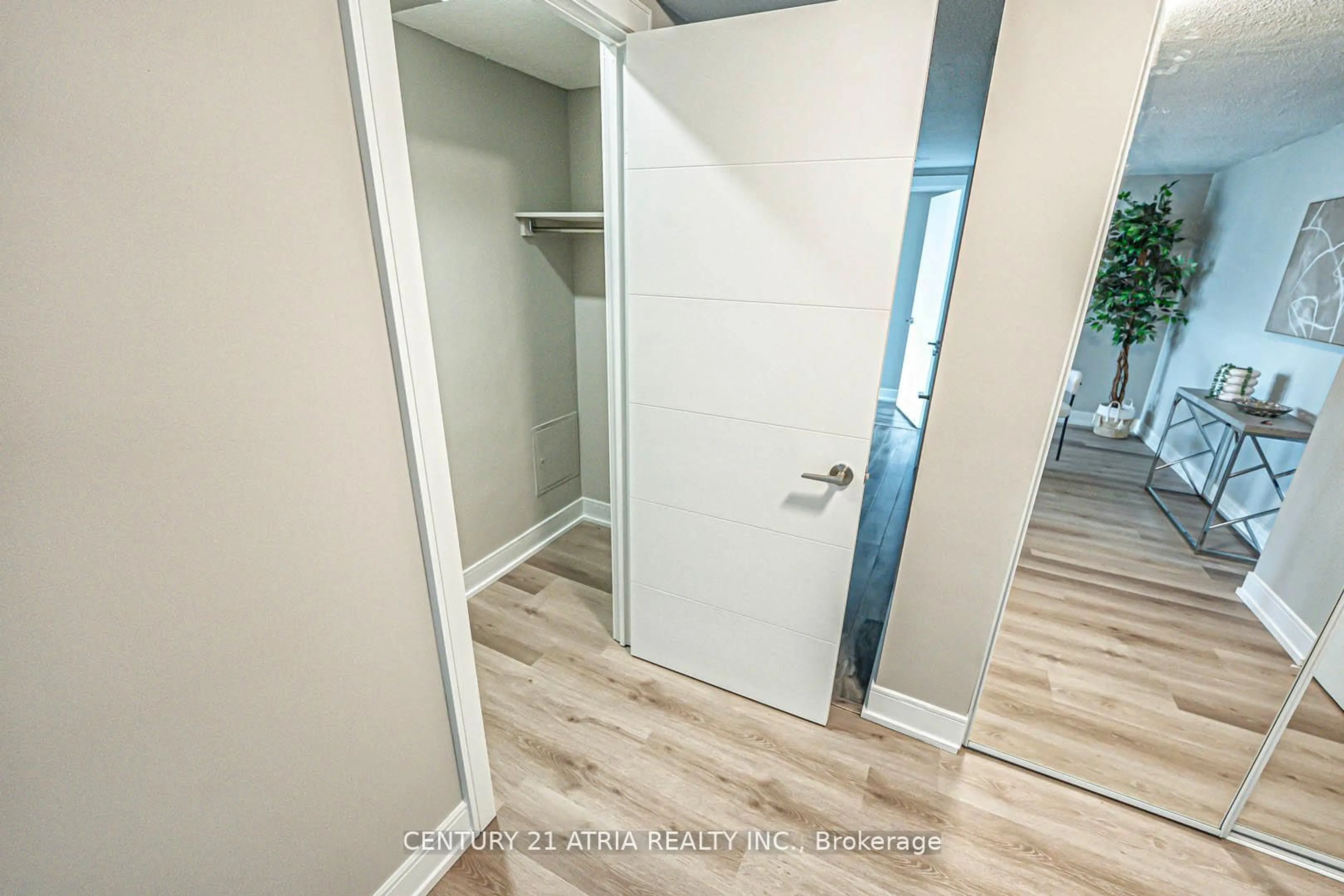 Indoor entryway for 350 Webb Dr #206, Mississauga Ontario L5B 3N6