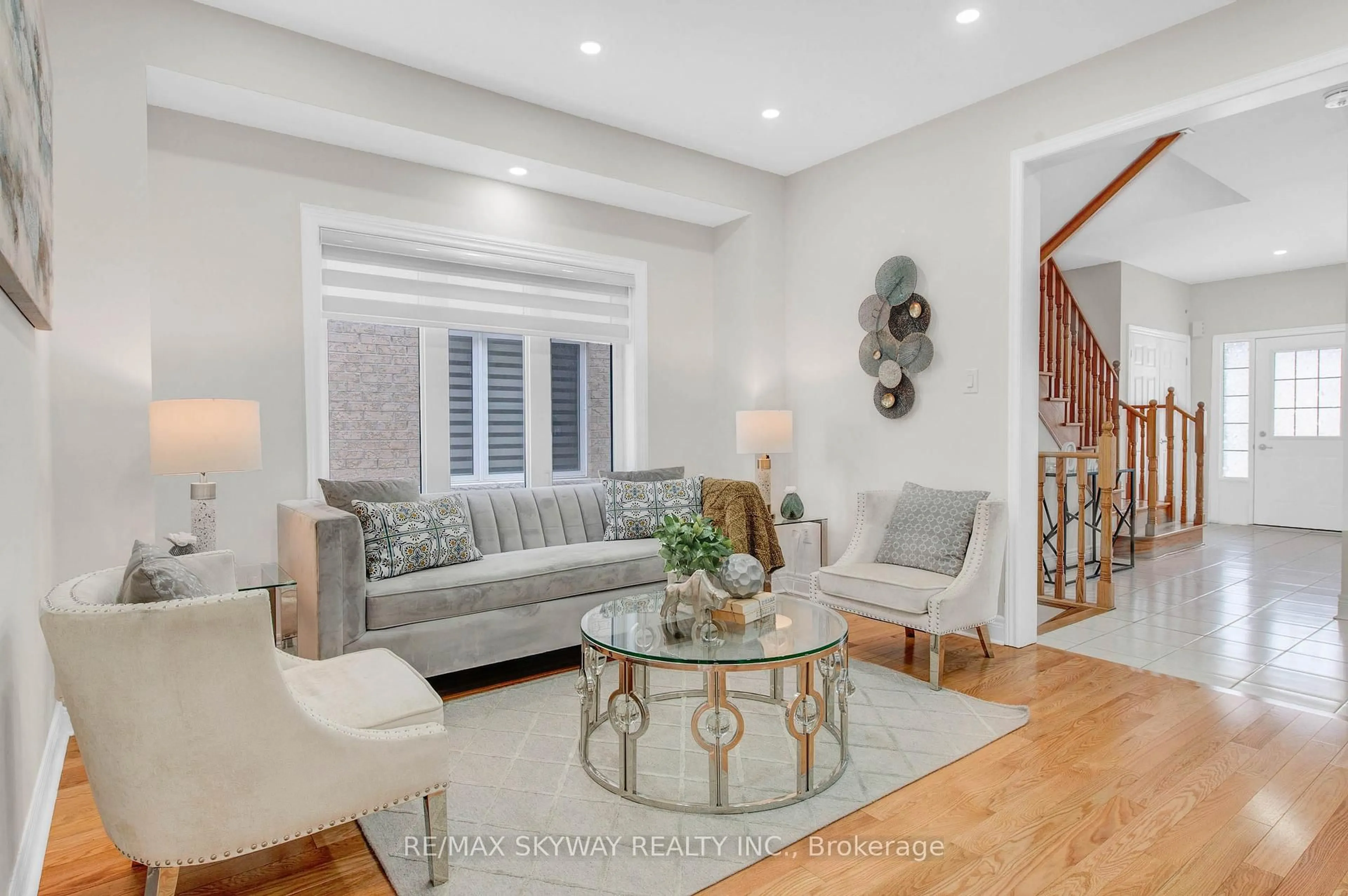 Living room with furniture, unknown for 20 Branigan Cres, Halton Hills Ontario L7G 0N2