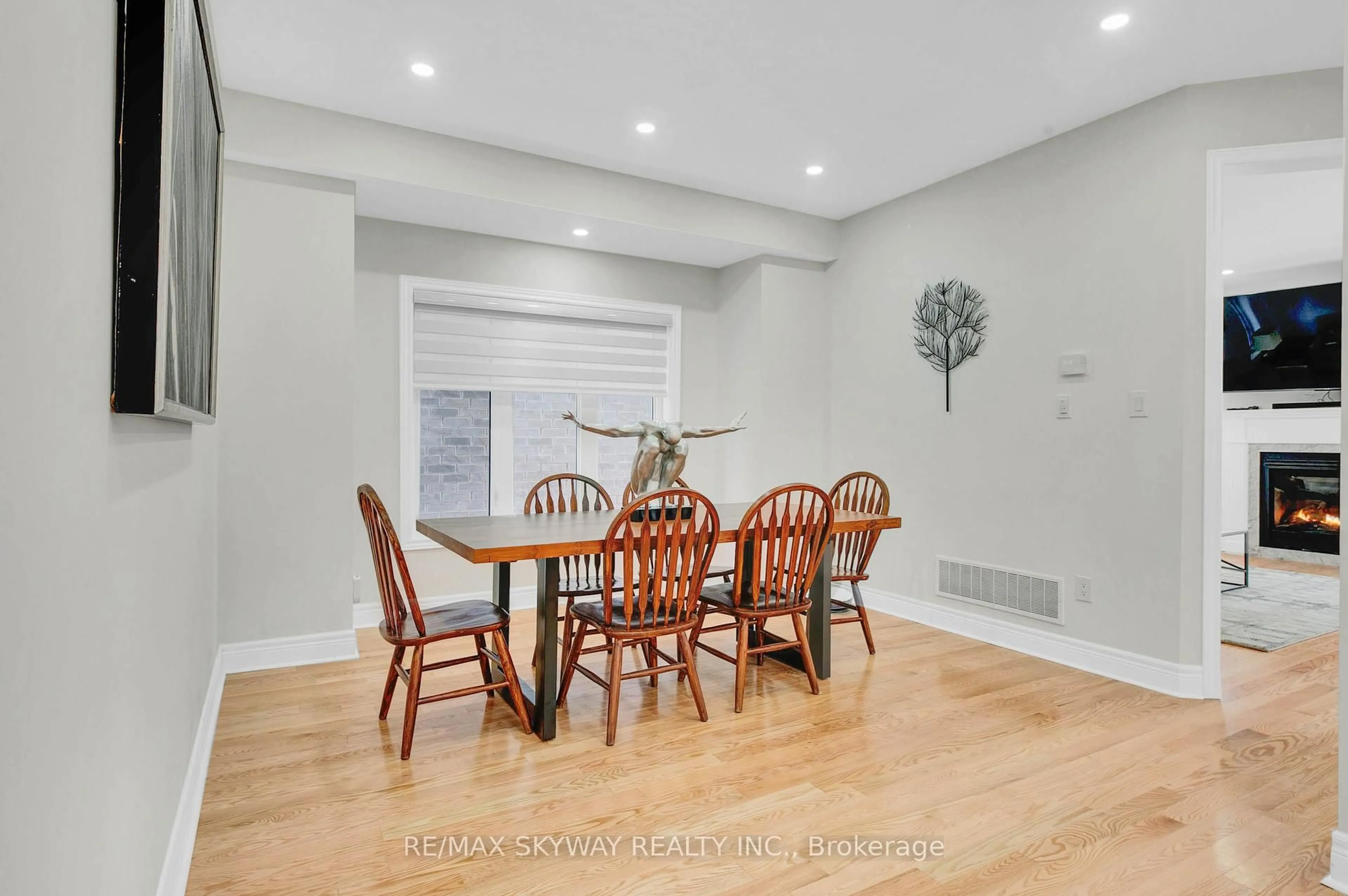Dining room, wood/laminate floor for 20 Branigan Cres, Halton Hills Ontario L7G 0N2