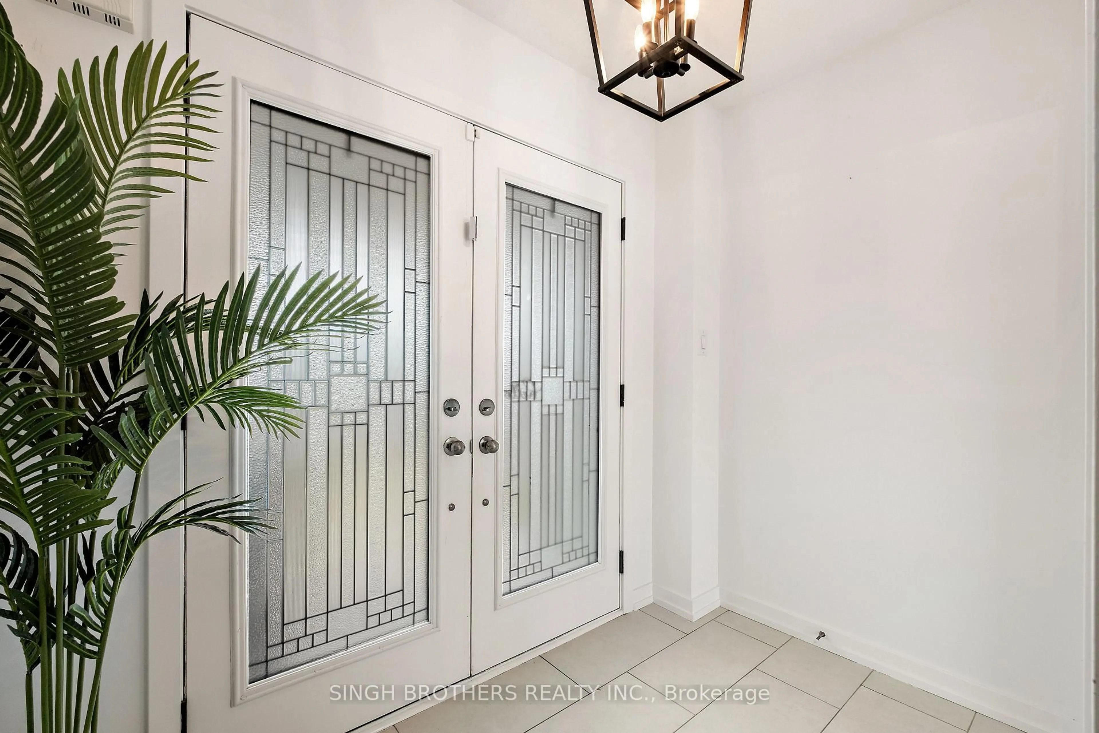 Indoor entryway for 21 Hoover Rd, Brampton Ontario L7A 4L2