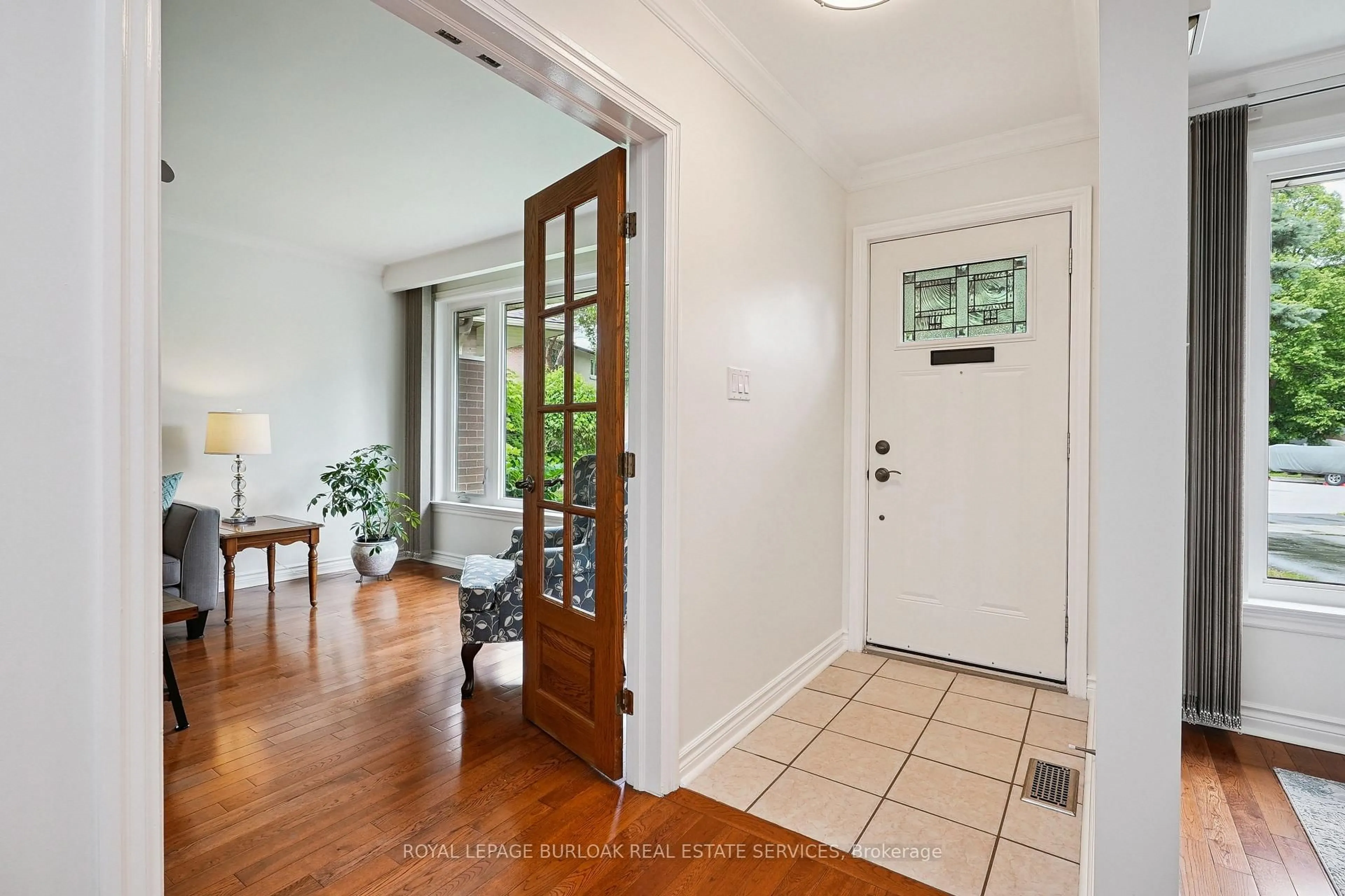 Indoor entryway for 2091 Hartington Crt, Mississauga Ontario L5J 2G8