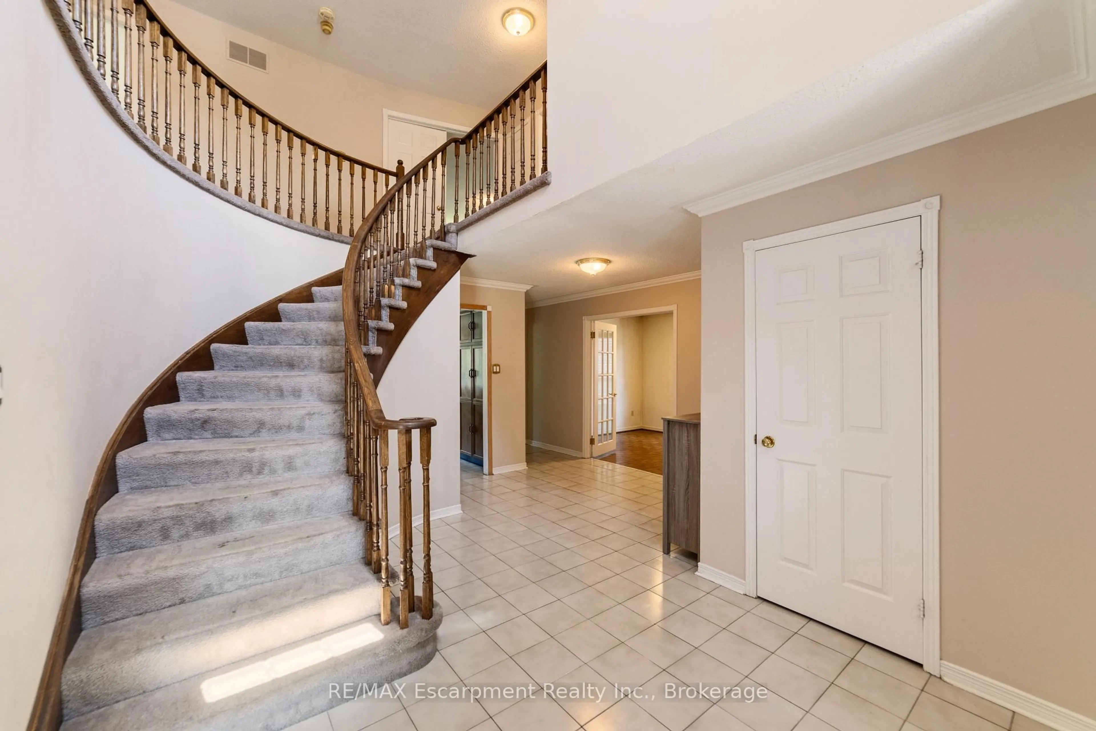 Indoor foyer for 1645 Bough Beeches Blvd, Mississauga Ontario L4W 4G5