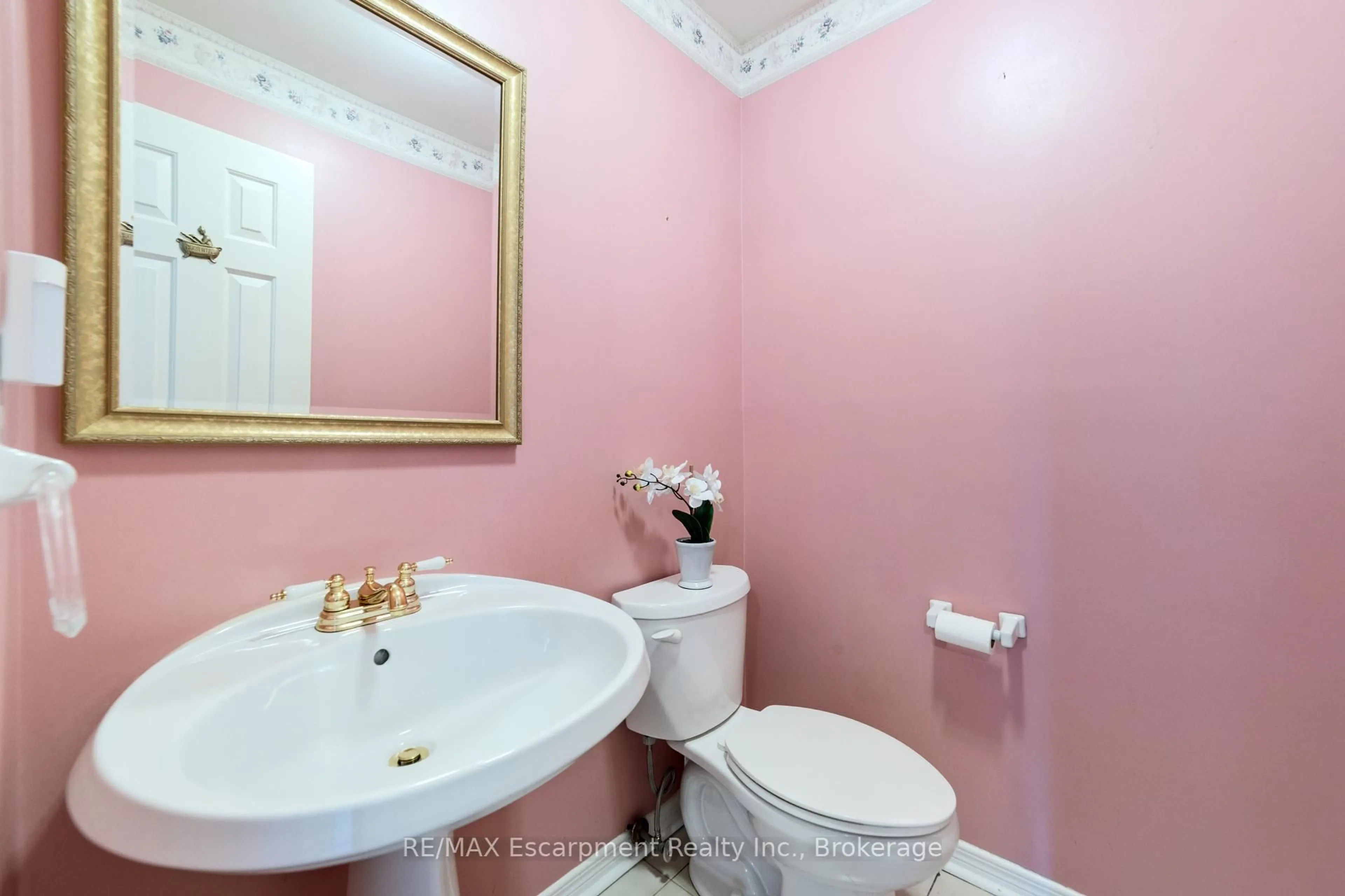 Standard bathroom, ceramic/tile floor for 1645 Bough Beeches Blvd, Mississauga Ontario L4W 4G5