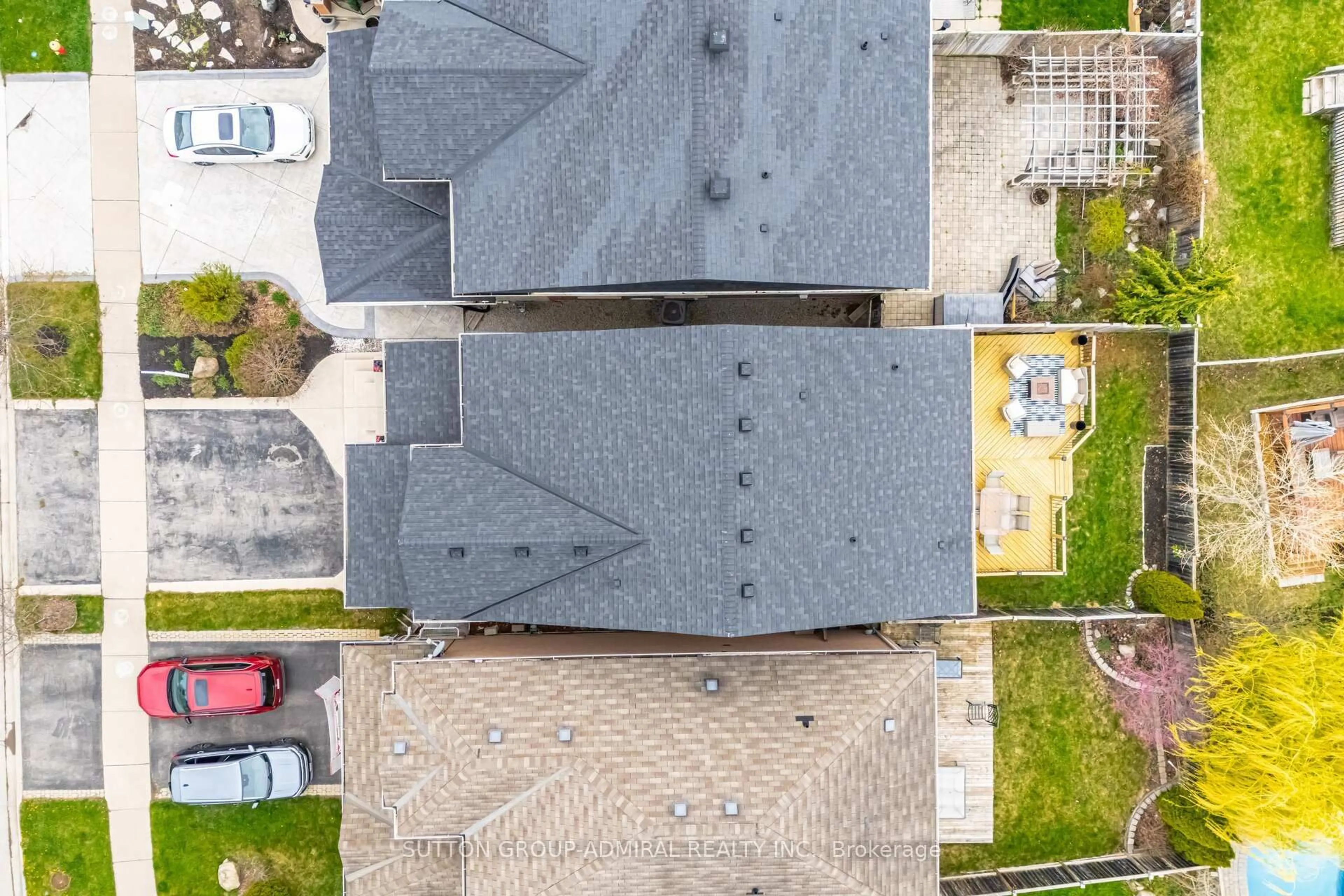 A pic from outside/outdoor area/front of a property/back of a property/a pic from drone, street for 35 Morningside Dr, Halton Hills Ontario L7G 0B5