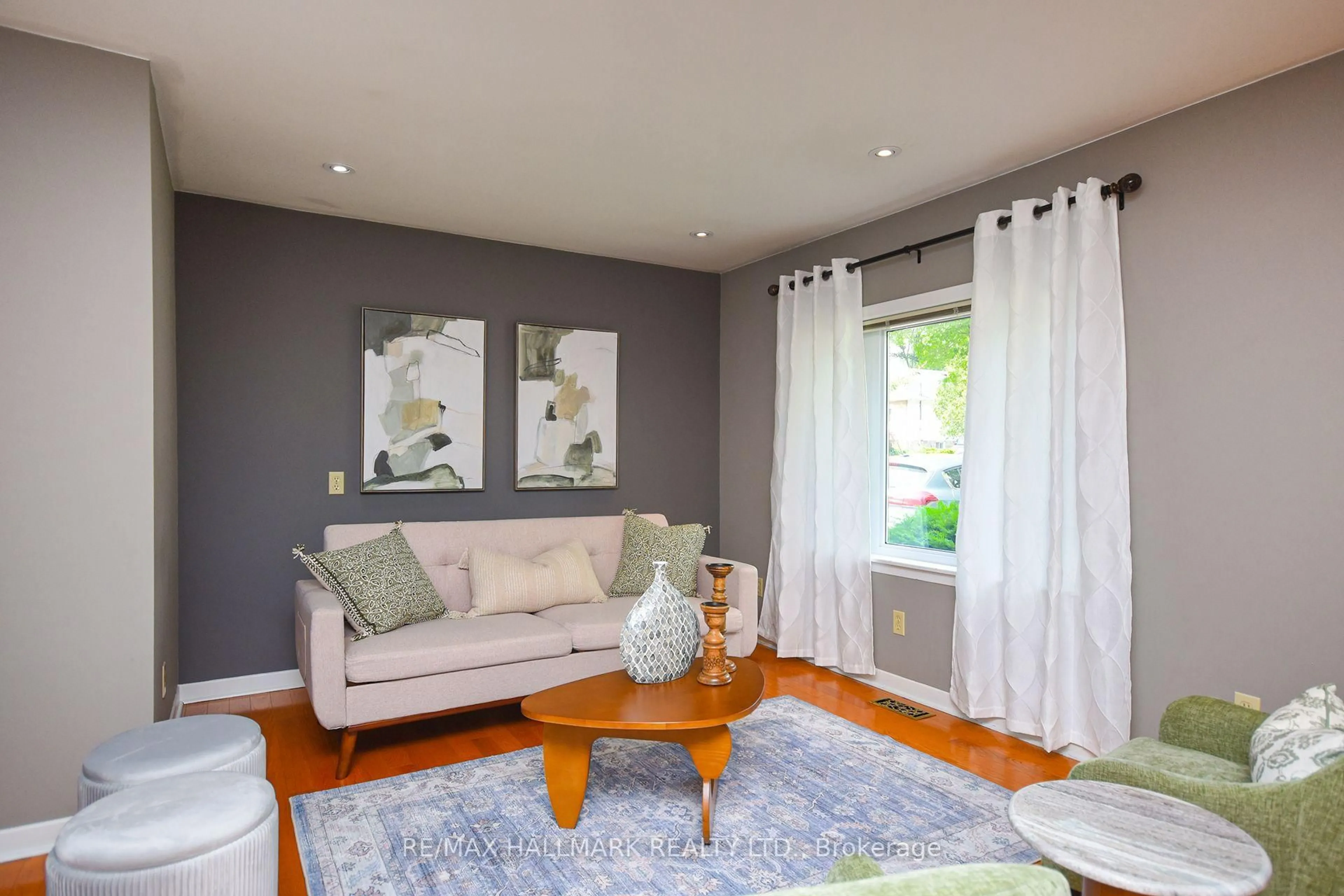 Living room with furniture, wood/laminate floor for 1400 Kenmuir Ave, Mississauga Ontario L5G 4B4