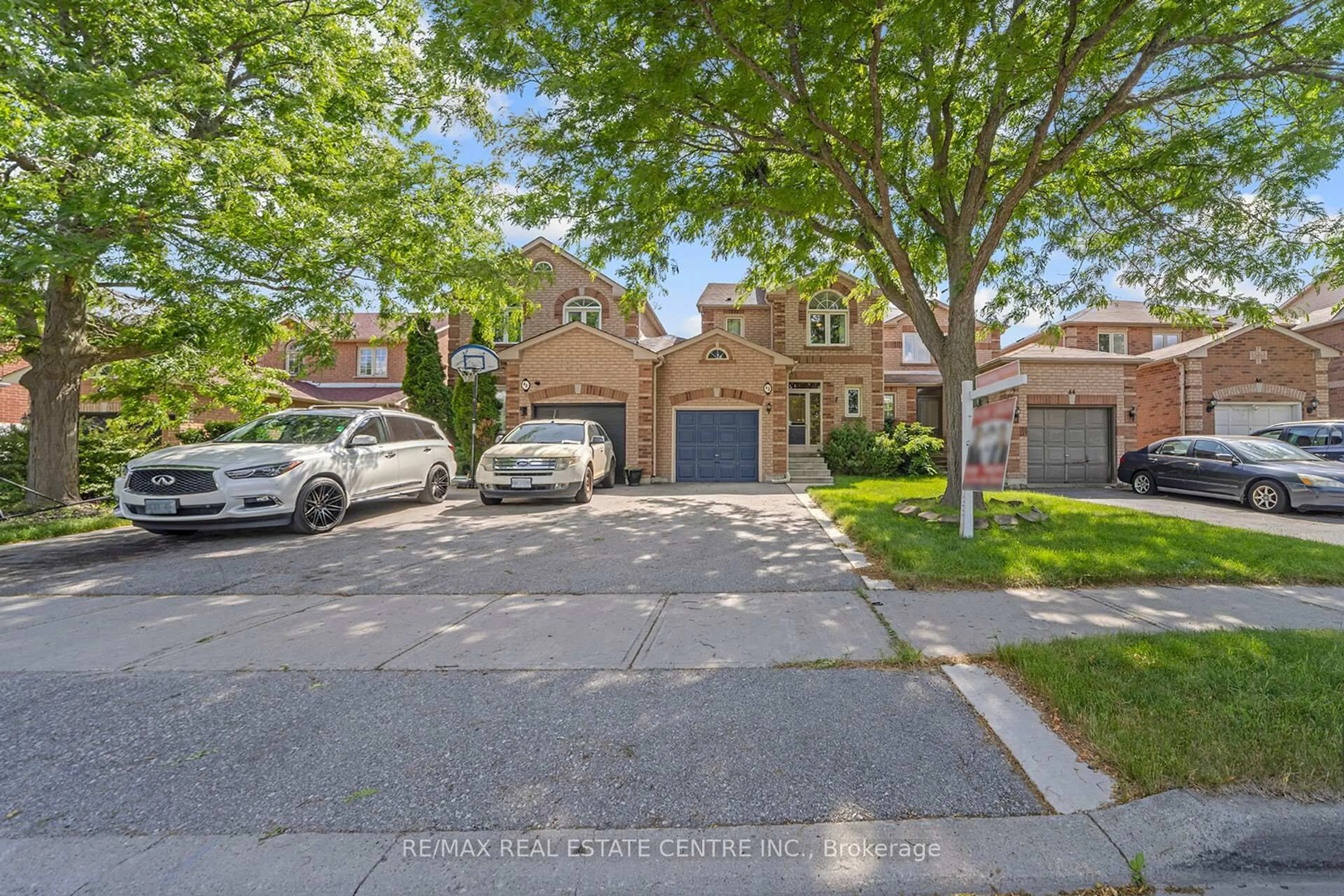 A pic from outside/outdoor area/front of a property/back of a property/a pic from drone, street for 42 White Tail Cres, Brampton Ontario L6Y 5C2