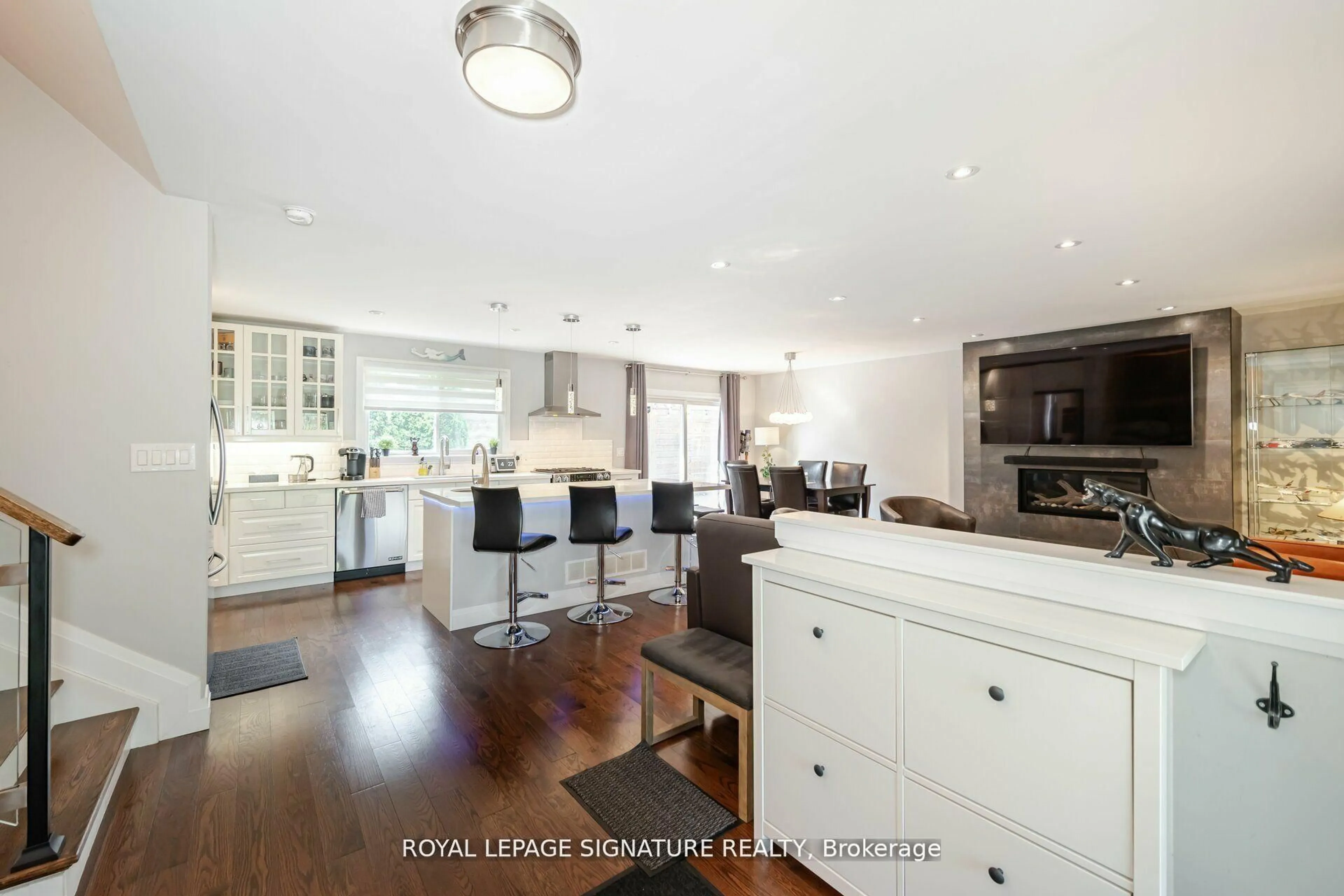 Open concept kitchen, wood/laminate floor for 2497 Wyatt St, Oakville Ontario L6L 2M7