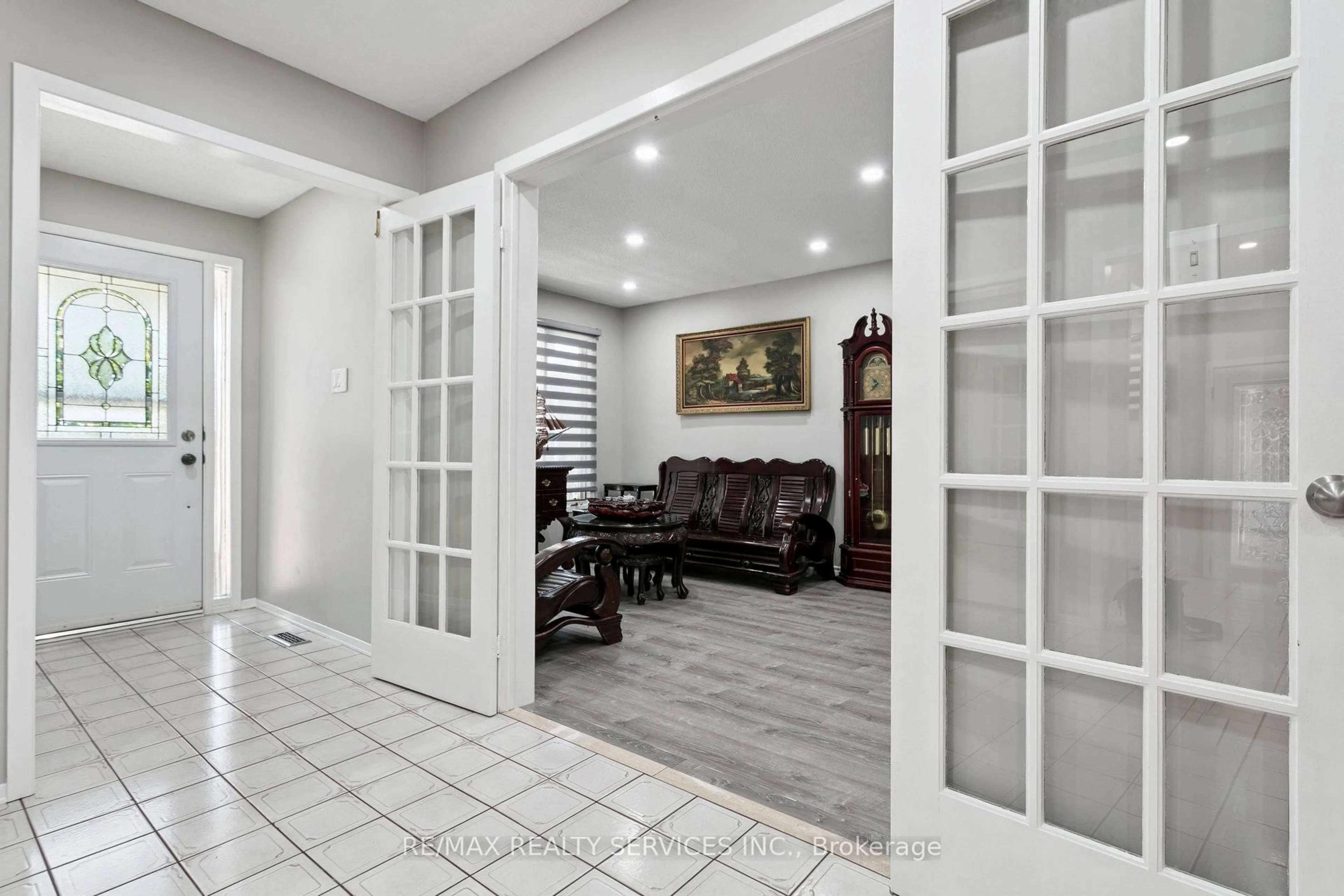 Indoor foyer for 16 Sunforest Dr, Brampton Ontario L6Z 2Z2