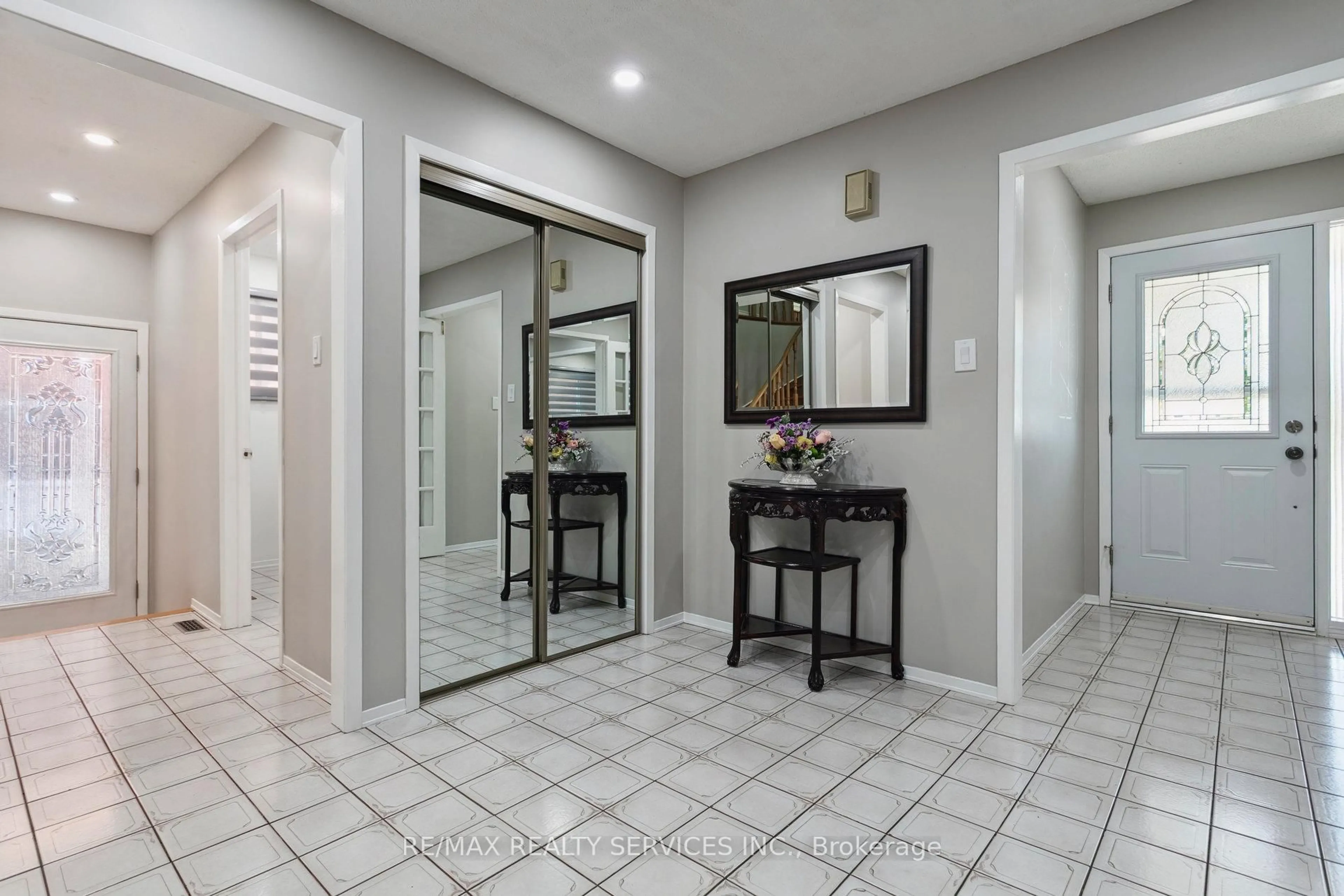 Indoor foyer for 16 Sunforest Dr, Brampton Ontario L6Z 2Z2