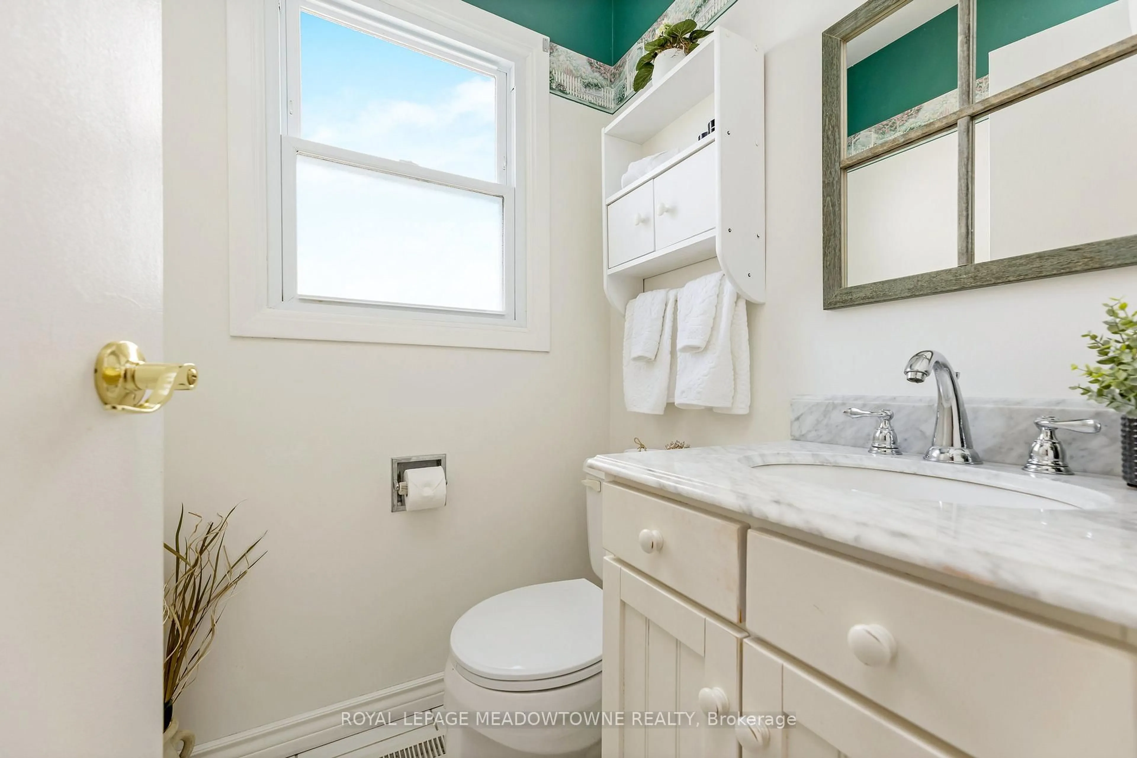 Standard bathroom, ceramic/tile floor for 13 Blueridge Sq, Brampton Ontario L6Z 1A2