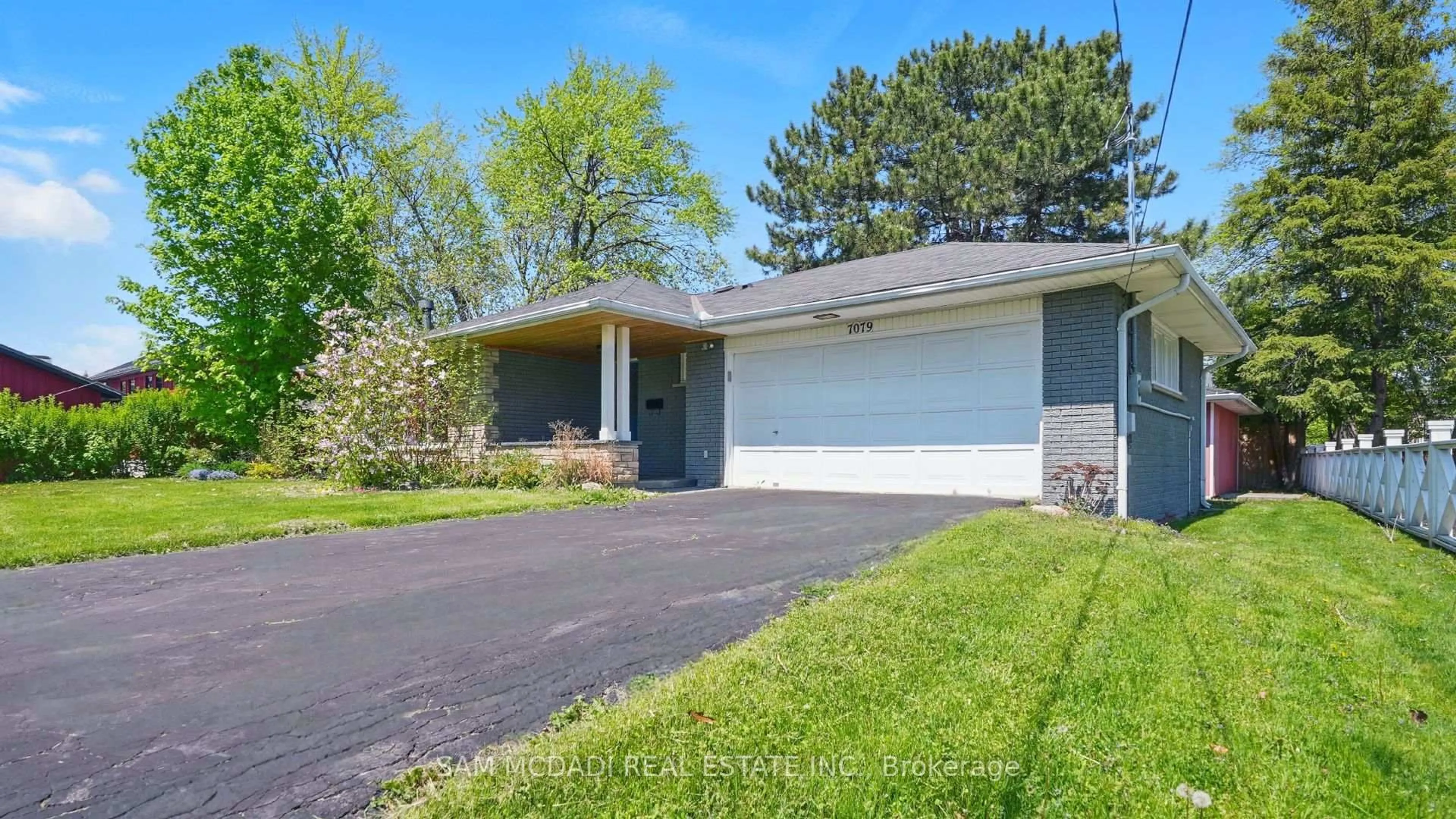 Home with vinyl exterior material, street for 7079 Second Line, Mississauga Ontario L5W 1A1