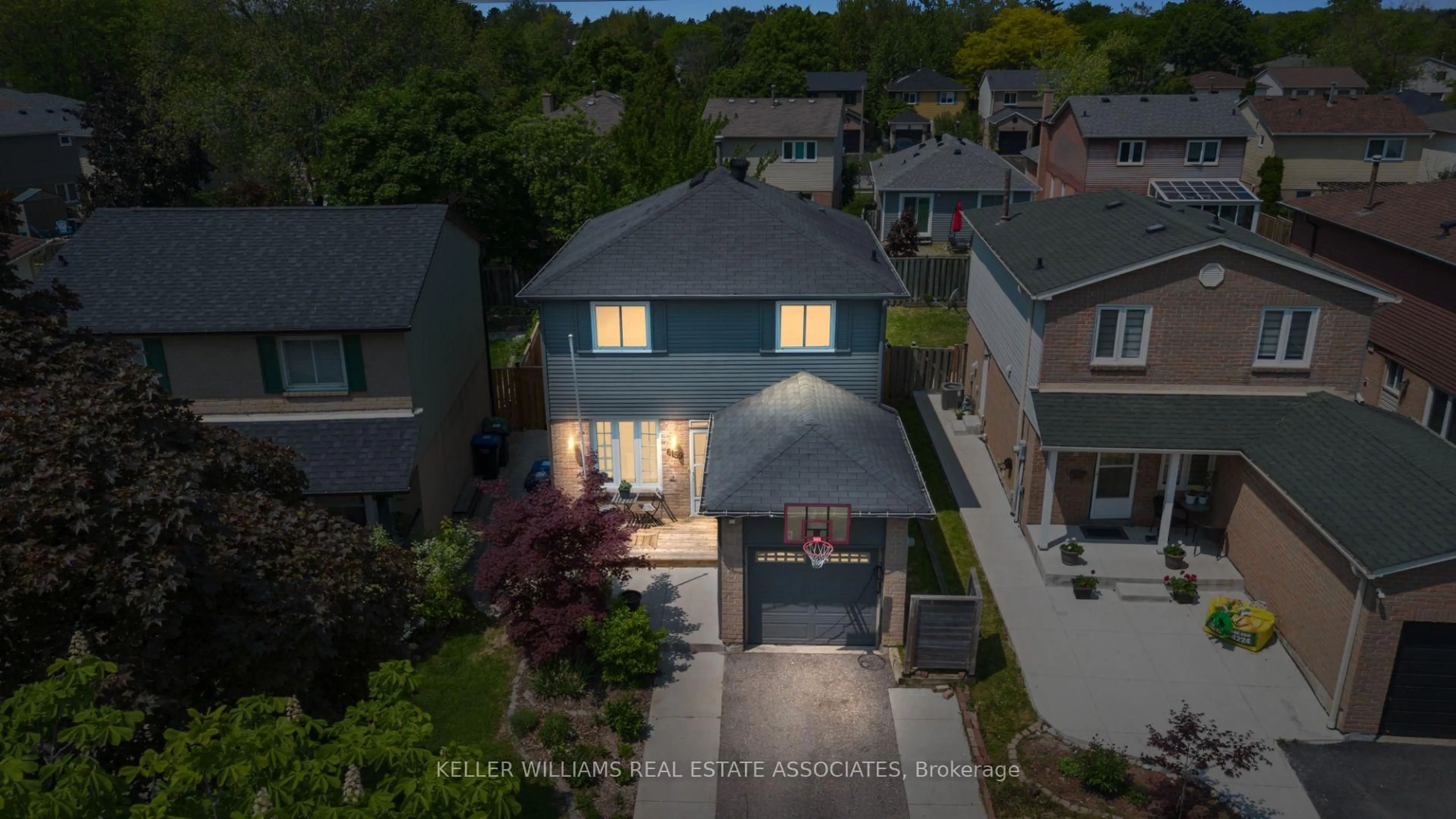 A pic from outside/outdoor area/front of a property/back of a property/a pic from drone, street for 6159 Fullerton Cres, Mississauga Ontario L5N 3A3