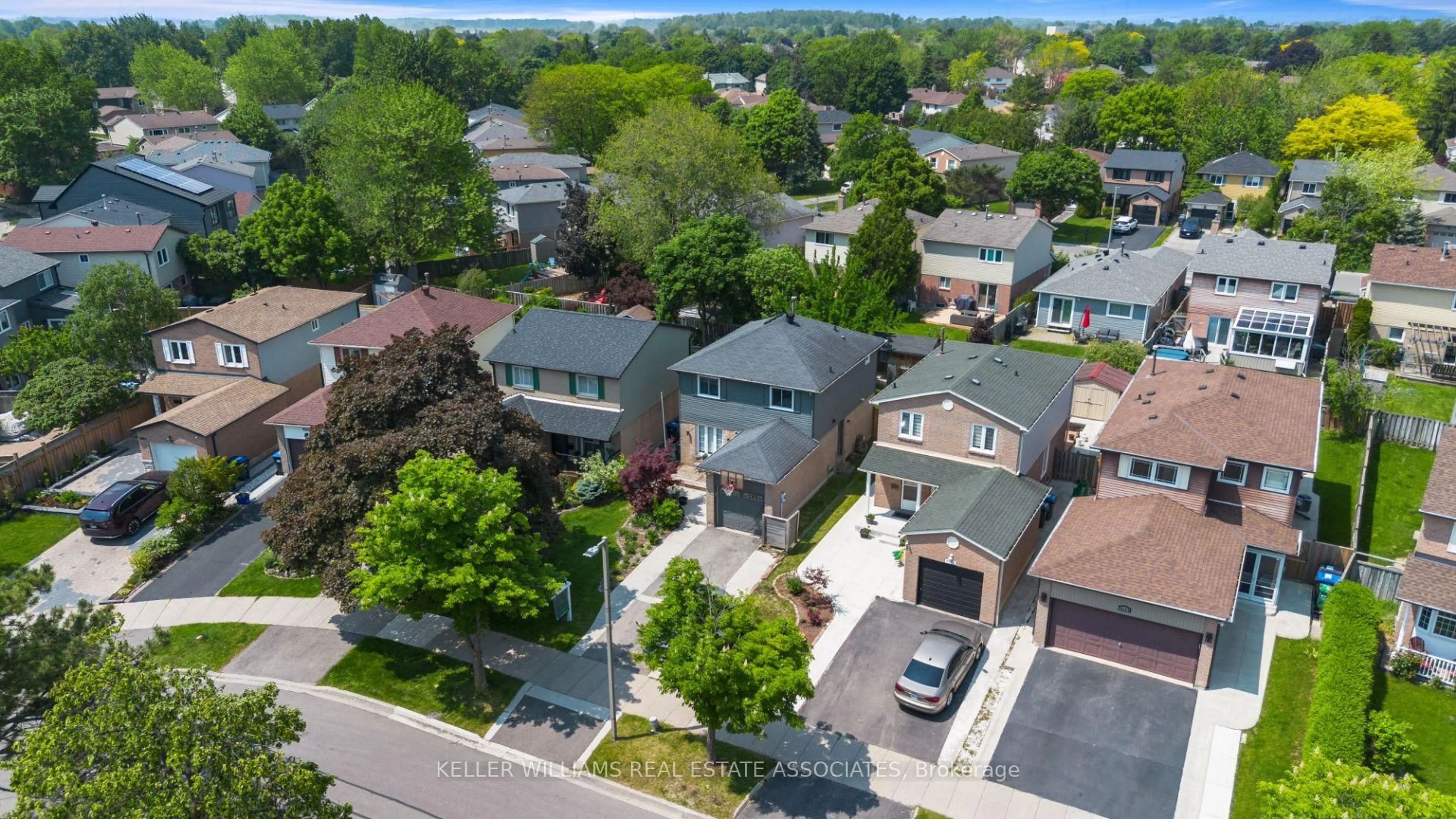 A pic from outside/outdoor area/front of a property/back of a property/a pic from drone, street for 6159 Fullerton Cres, Mississauga Ontario L5N 3A3