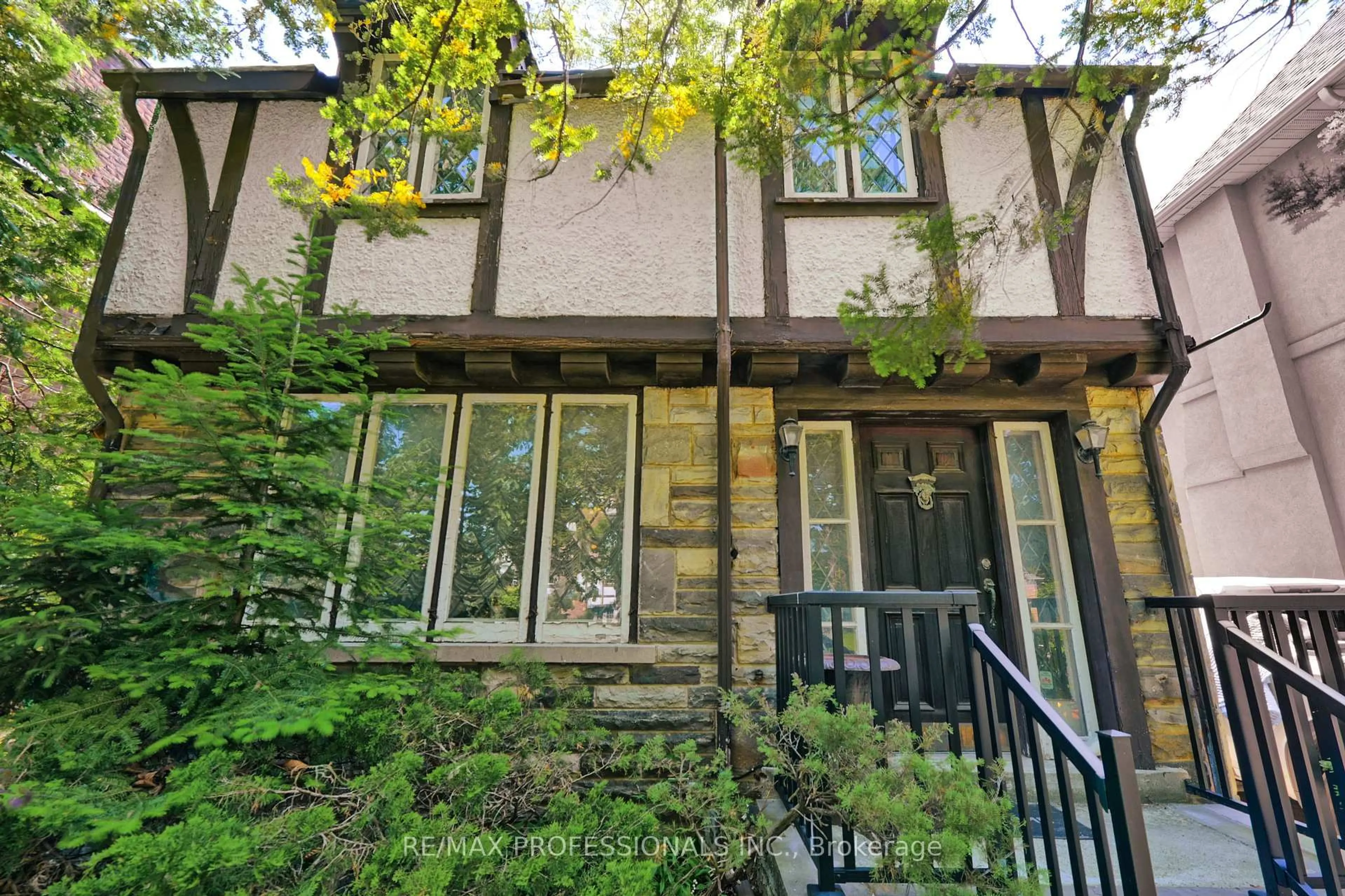 Unknown for 262 South Kingsway, Toronto Ontario M6S 3T9