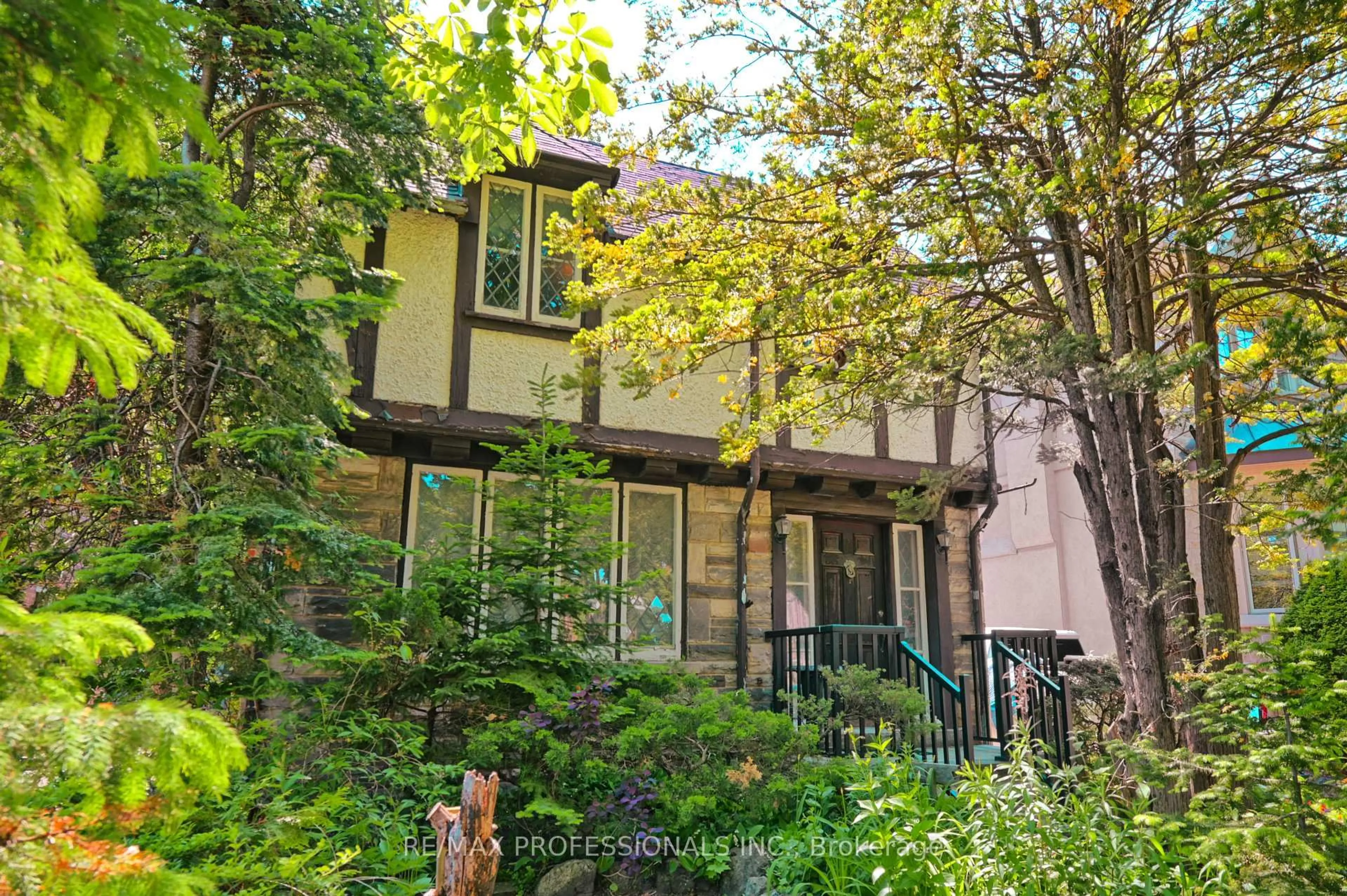 Patio, street for 262 South Kingsway, Toronto Ontario M6S 3T9