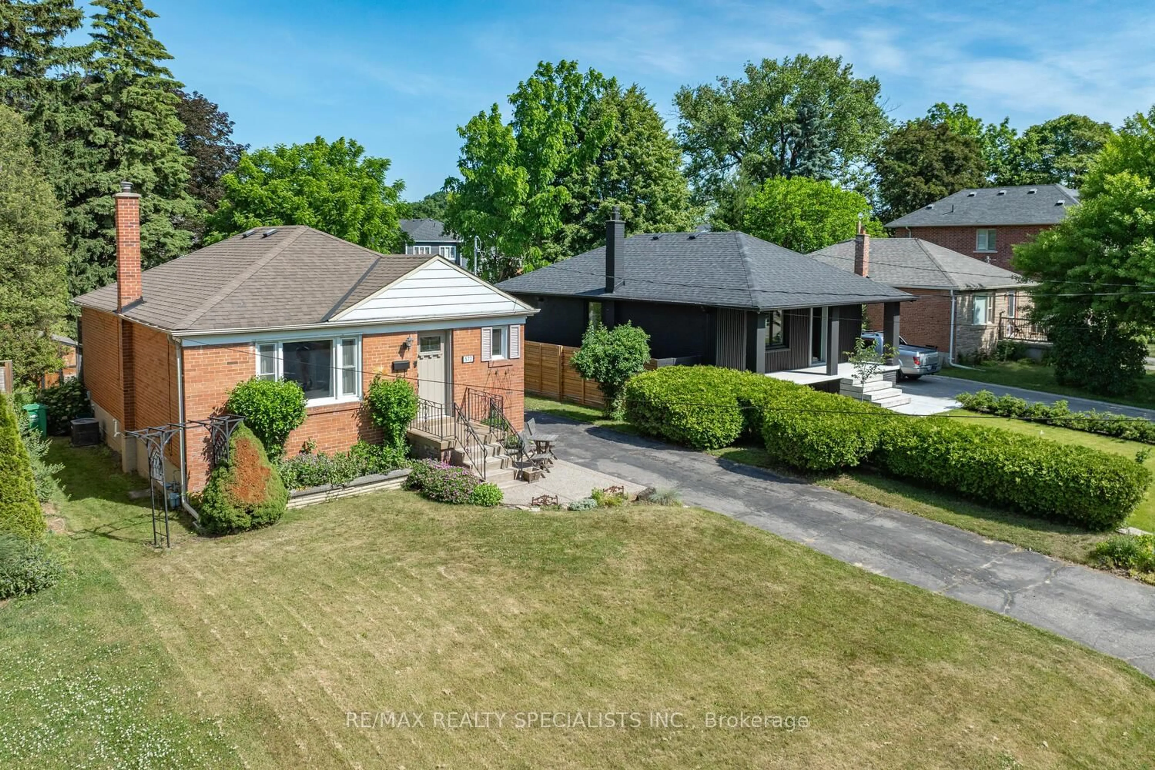 A pic from outside/outdoor area/front of a property/back of a property/a pic from drone, street for 577 Drymen Cres, Mississauga Ontario L5G 2N9