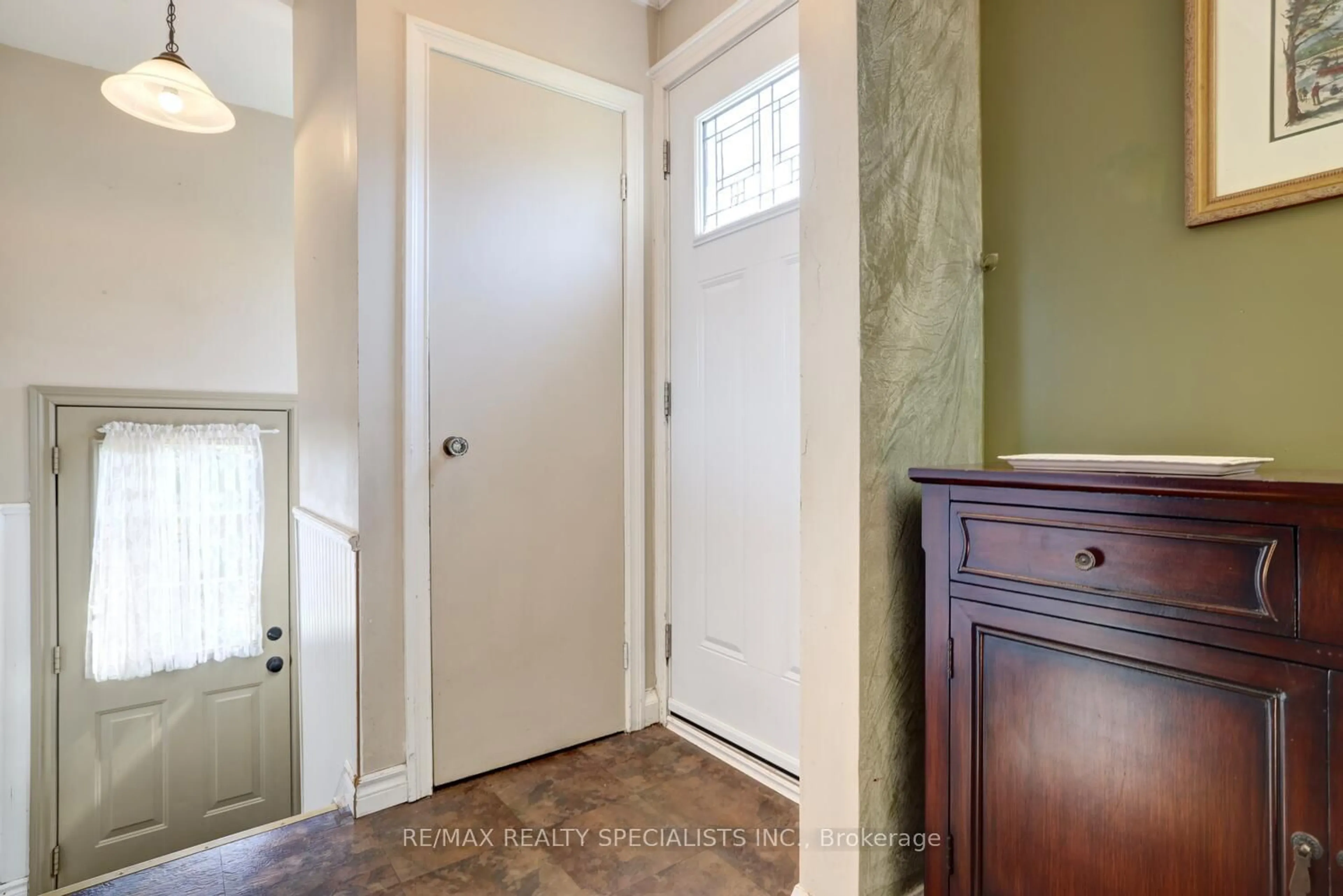 Indoor entryway for 577 Drymen Cres, Mississauga Ontario L5G 2N9